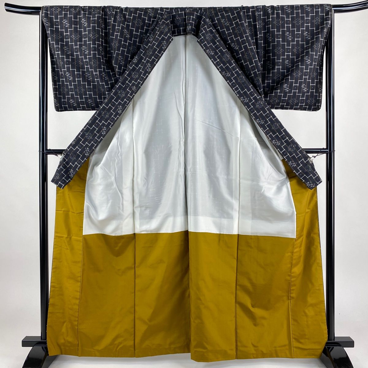 紬 身丈165.5cm 裄丈67cm M 袷 燕 幾何学 濃紺 正絹 名品 【中古  