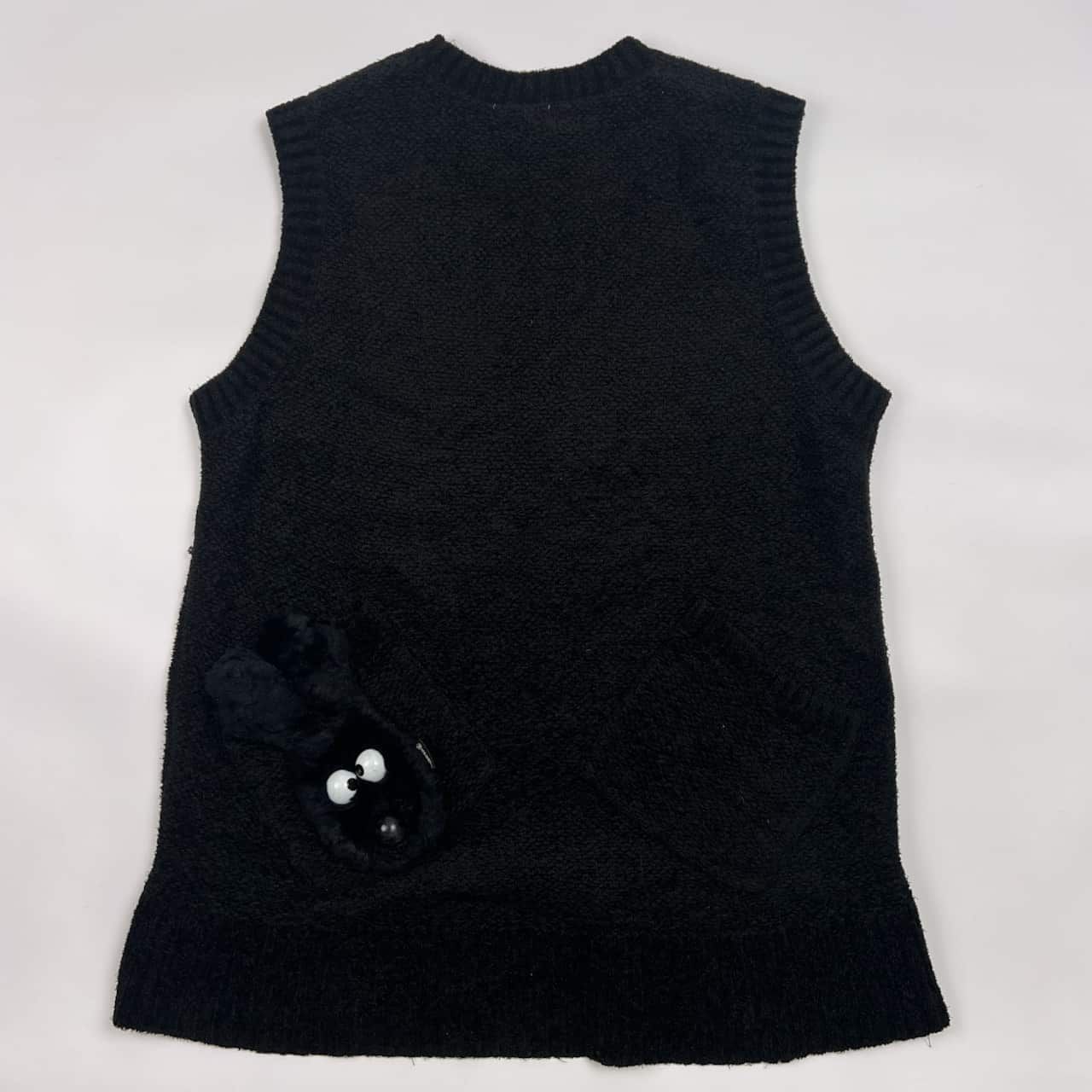 M.U SPORTS ミエコウエサコ キャラデザイン ニット ベスト F/ブラック