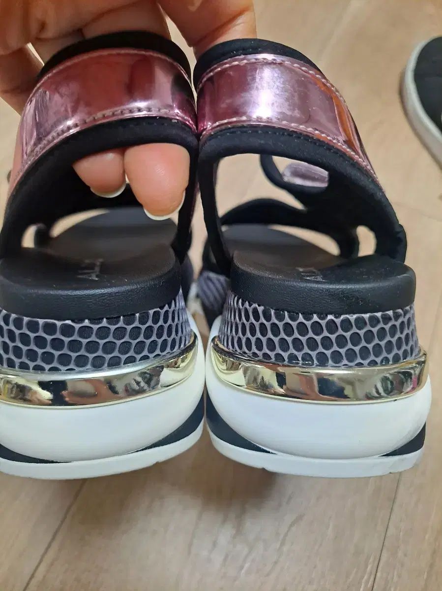 3色展開☆ ALDO(アルド) 虹色アウトソール サンダル Sandyy★ ALDO(アルド) サンダル - メルカリ