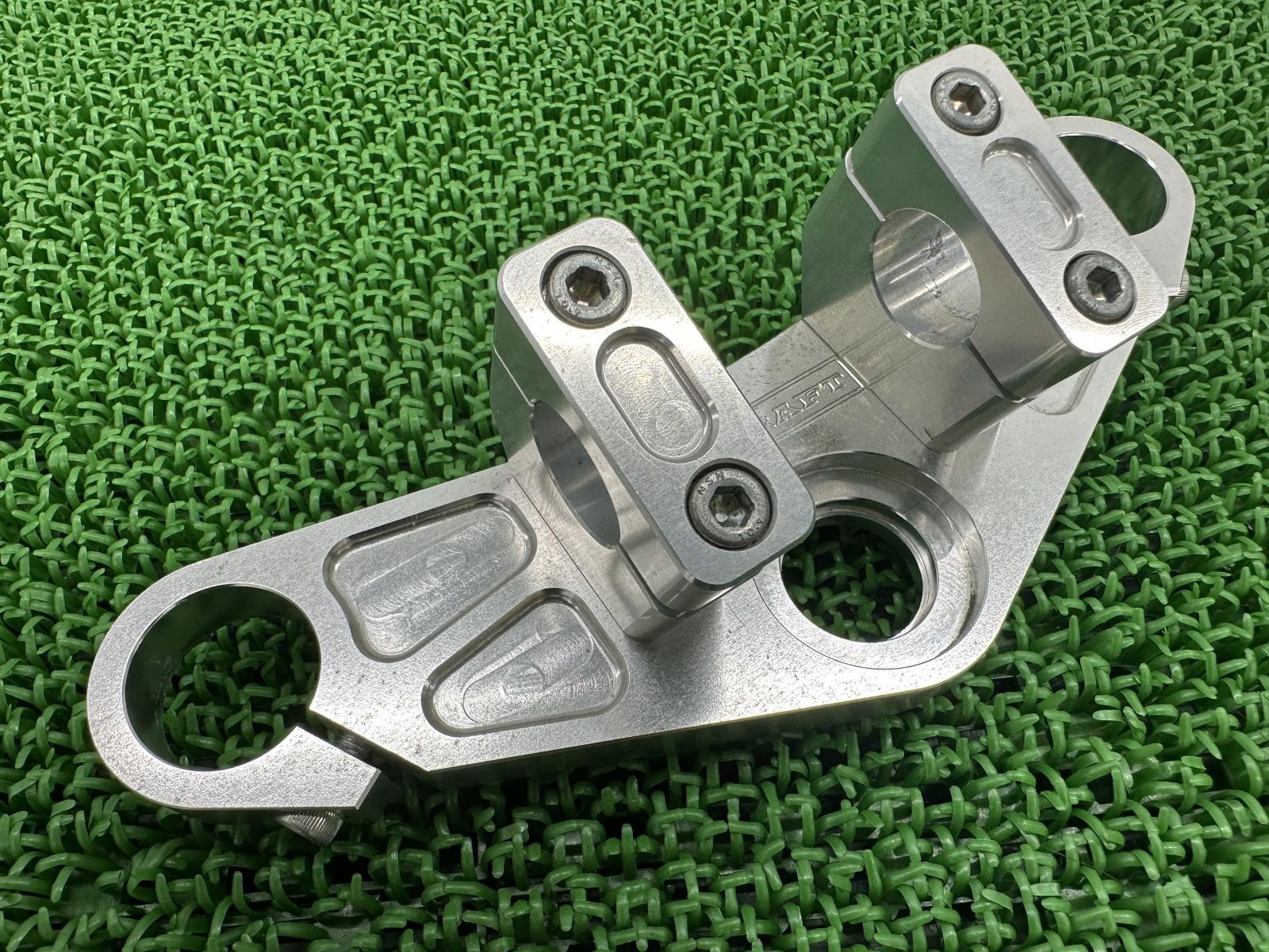 Gクラフト製モンキー トップブリッジ 社外 バイク 部品 Z50J AB27 φ30mm アルミ マルチタイプ ハンドルポスト付 【中古】 85 Gクラフト製モンキー トップブリッジ 社外 中古 バイク 部品 Z50J AB27