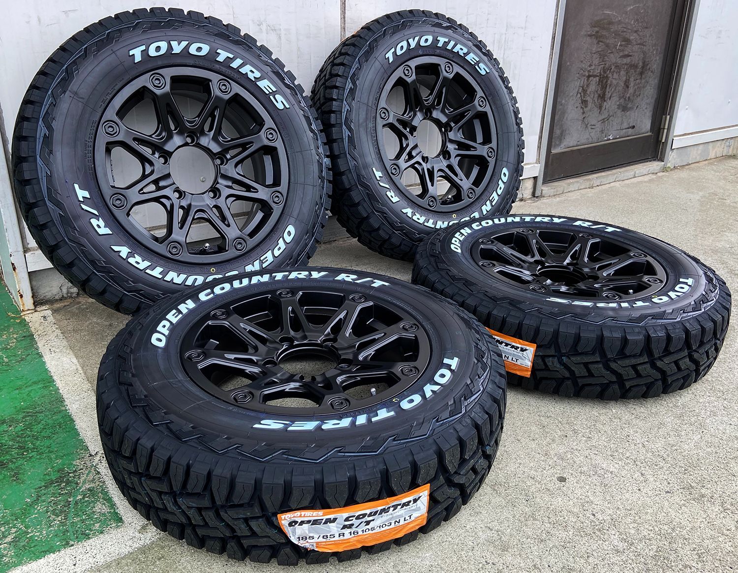 背面用付き 5本セット）JB64 JB23 JA11 JA12 ジムニー タイヤホイールセット 16インチ トーヨー オープンカントリーRT  185/85R16 ホワイトレター BountyCollection BDX08 カラー/マッドブラック - メルカリ