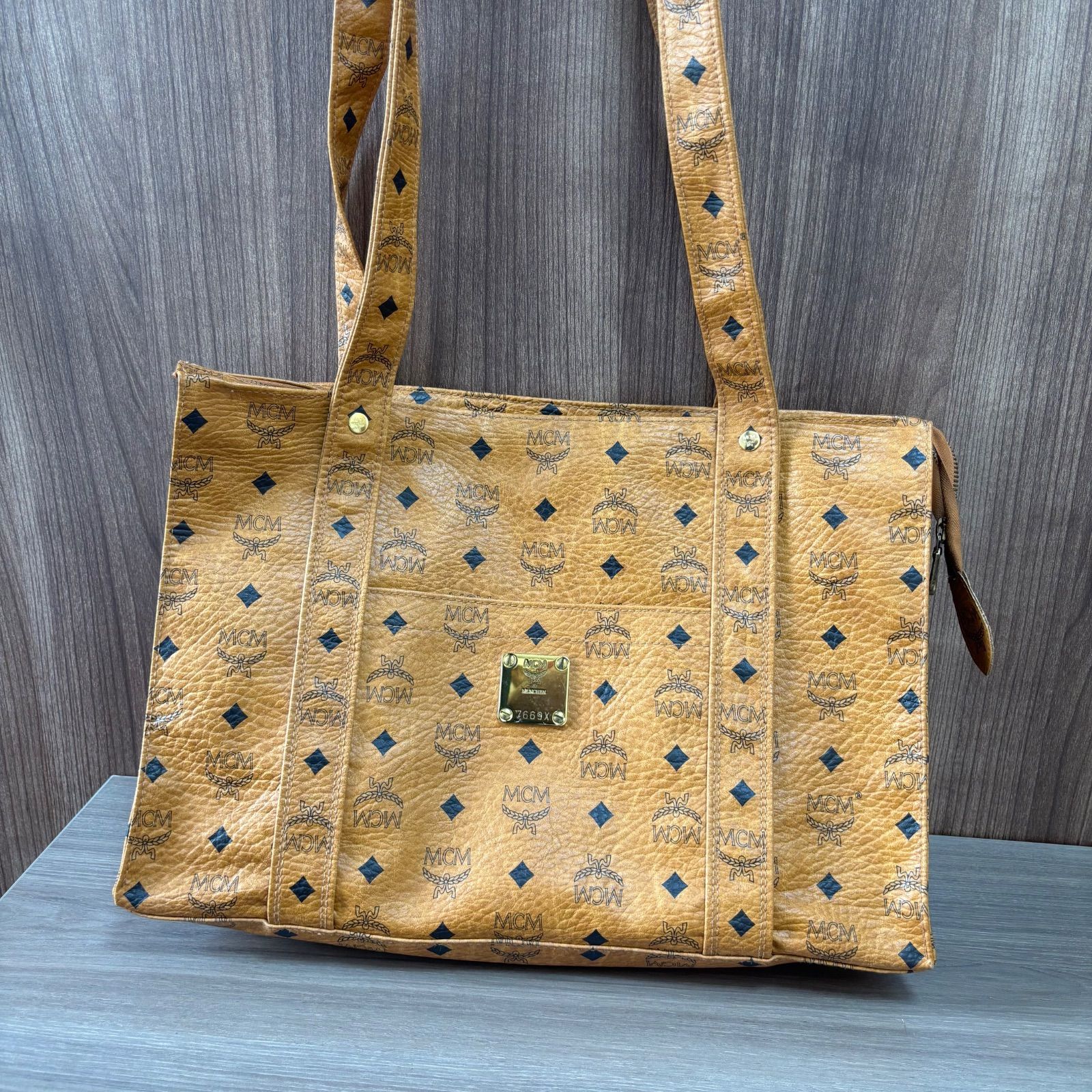 美品】MCM ショルダーバッグ 総柄 レザー 金具プレート ブラウン