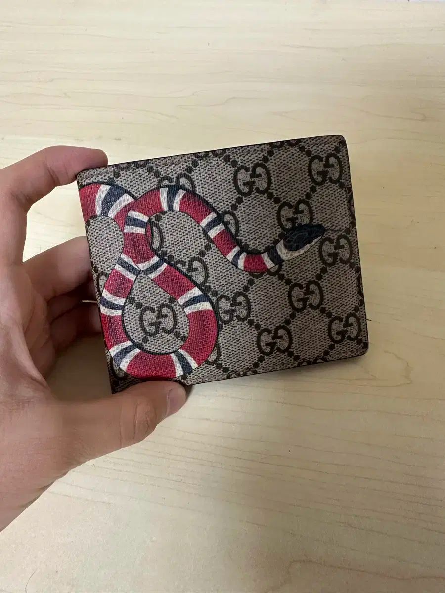 GUCCI(グッチ) 蛇 二つ折り財布 - メルカリ