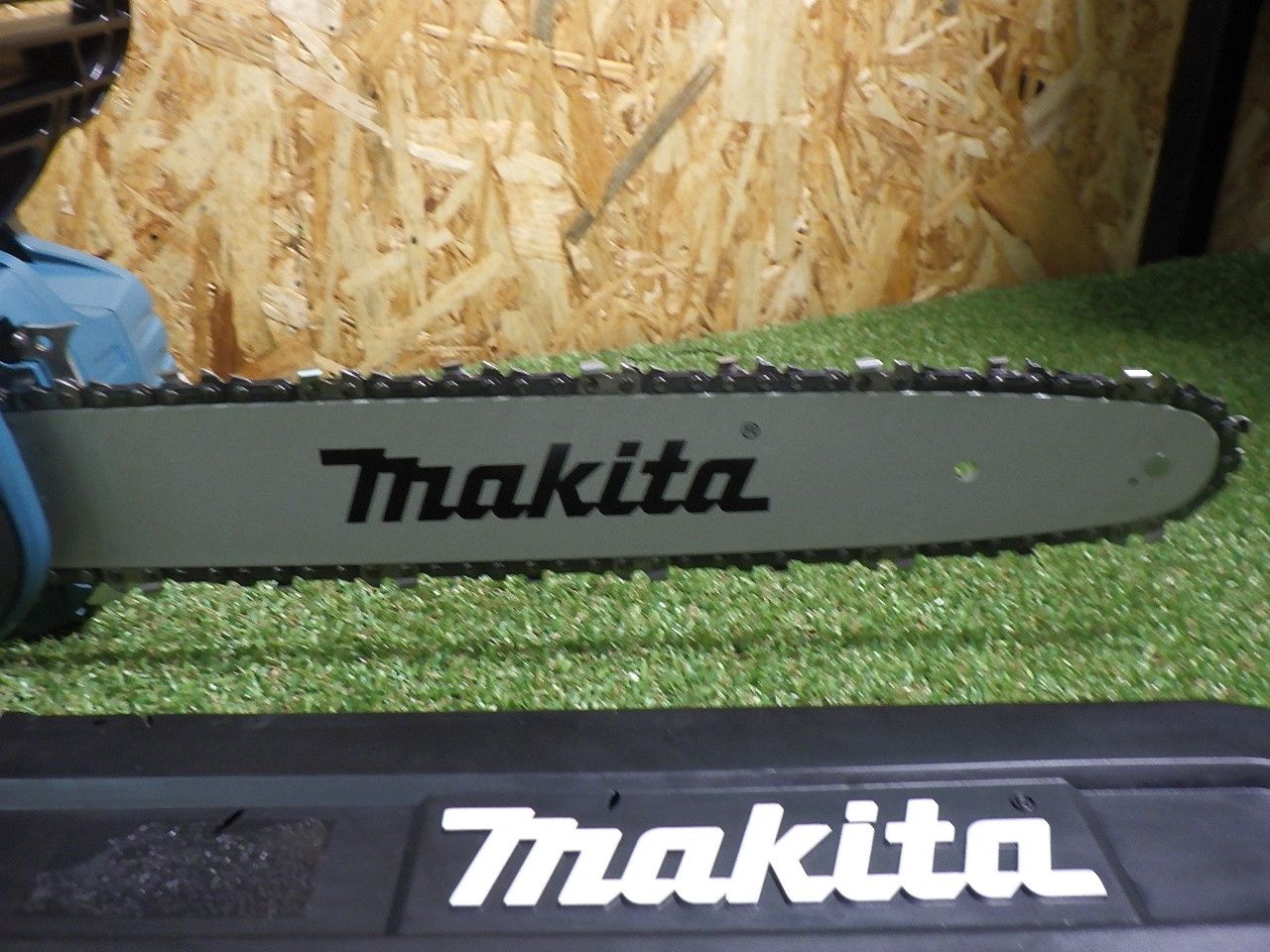 幅広い木材の切断作業に マキタ 充電式チェーンソー MUC353D 品
