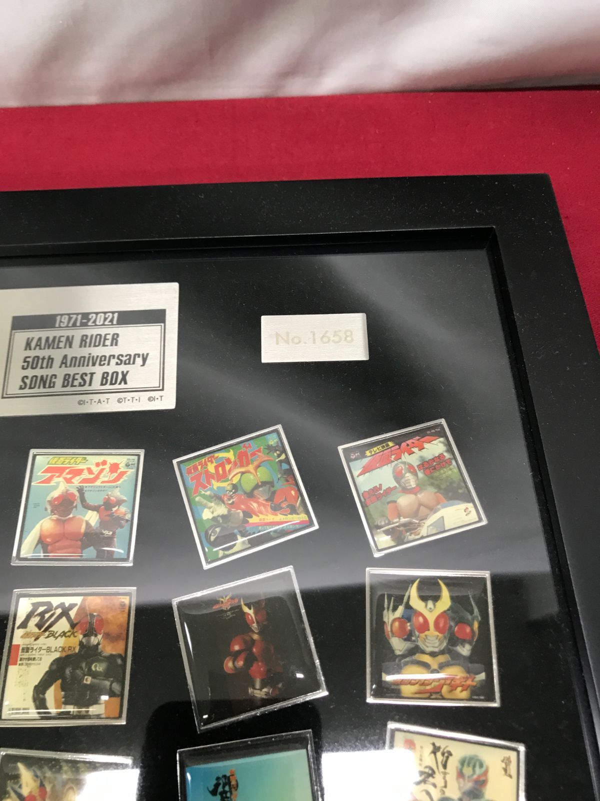 仮面ライダー50th anniversary SONG BEST BOX　ピンズ 仮面ライダー 50th Anniversary SONG BEST BOX」封入の額装