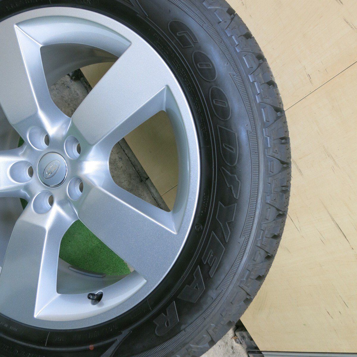 255/60r20 GOOD YEARランドローバーディフェンダー認証マーク付 新車外し】ランドローバー ディフェンダー 純正OP 20in 8.5J +41.5