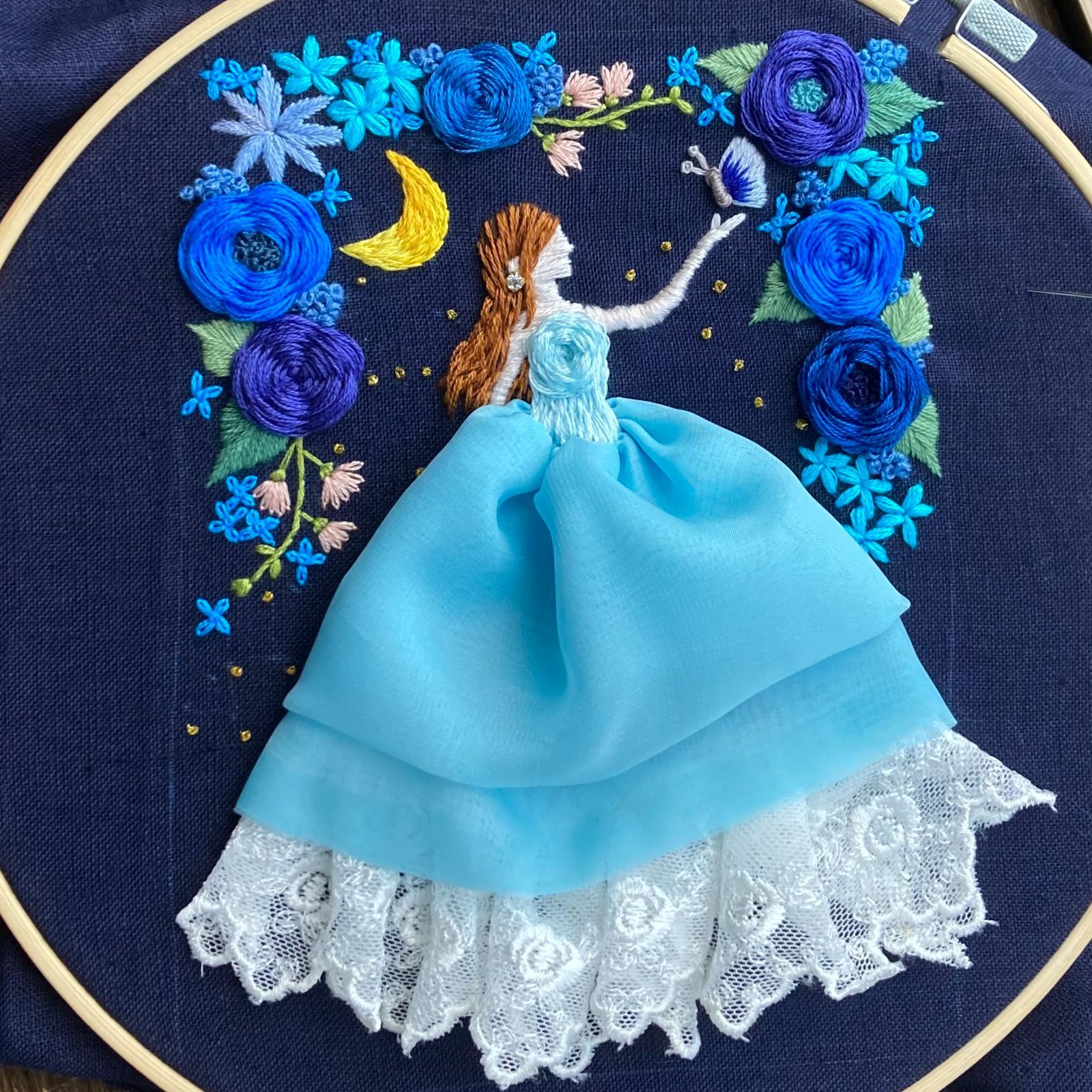 ドレスの刺繍額縁 女の子のアートフレーム 刺繍の壁掛け 夜に舞う 
