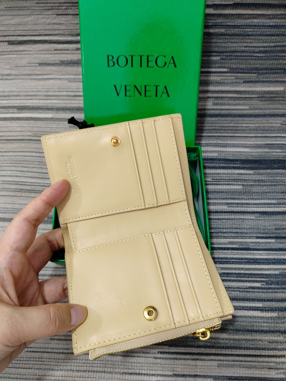 箱付き！早い者勝ちBOTTEGA VENETA財布/二つ折り財布　極🌟美品💞可愛いஐお得な特典のお知らせベージュ