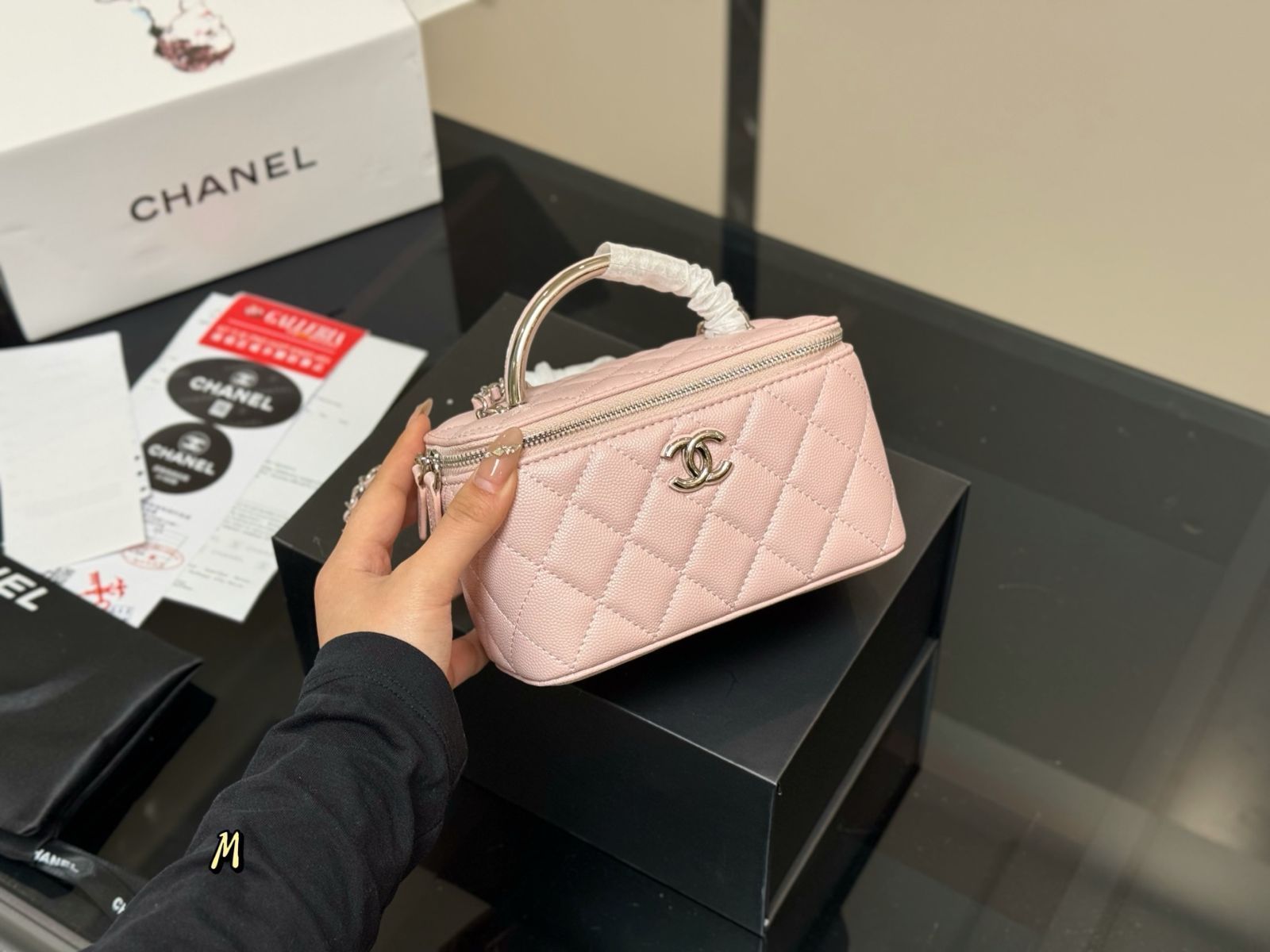 洗練のミニマルエレガンス★【CHANEL】ヴァニティケース 即発☆持ち手の部分が可愛い！】シャネル ヴァニティケース