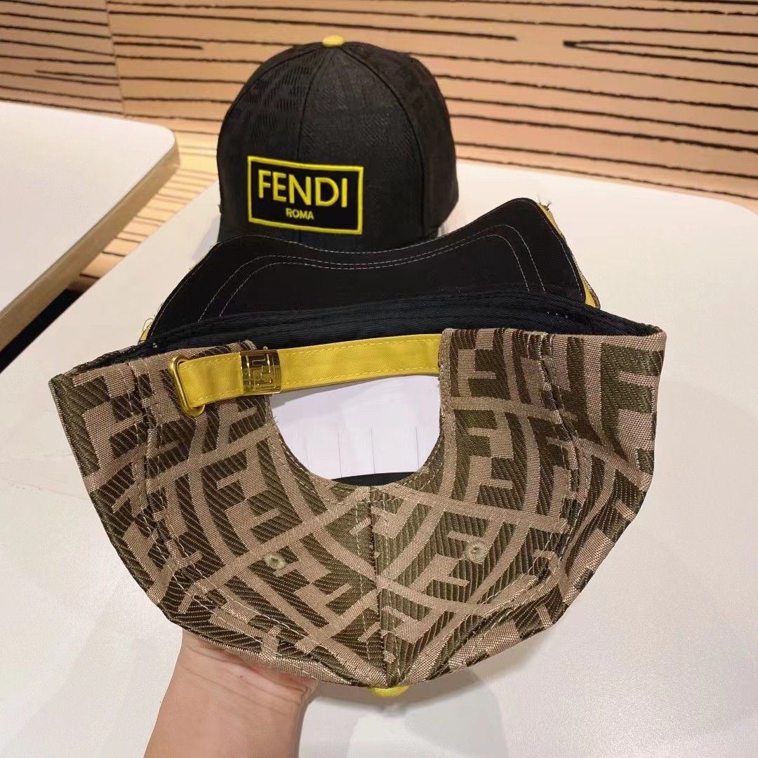 美品FENDI ROMA フェンディ ズッカ キャンバス レザー キャップ ズッカ柄デザイン帽子