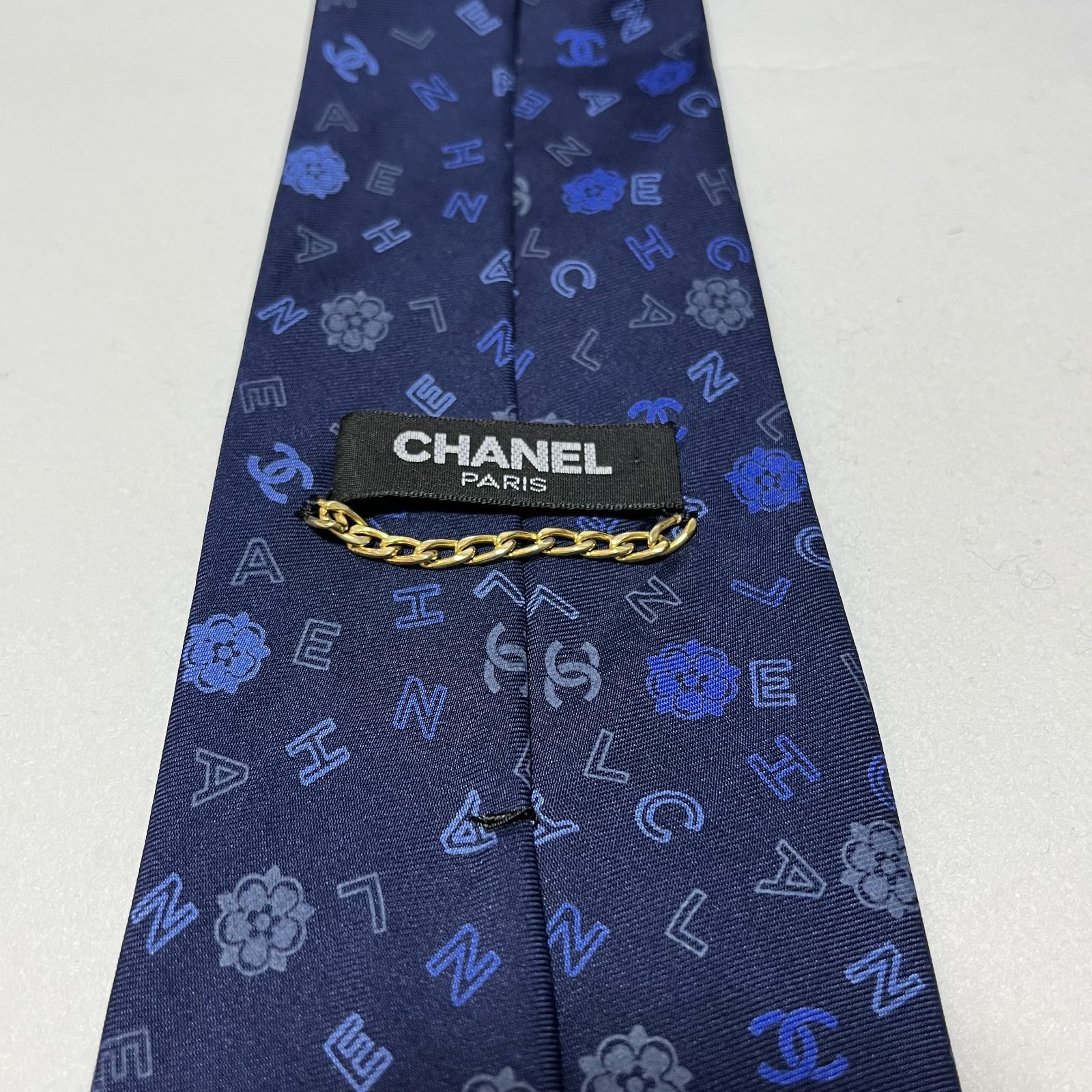 芸能人愛用のおすすめ最新情報 CHANEL シャネル ネクタイ ネイビー 花柄 ロゴ柄 - メルカリ 小物