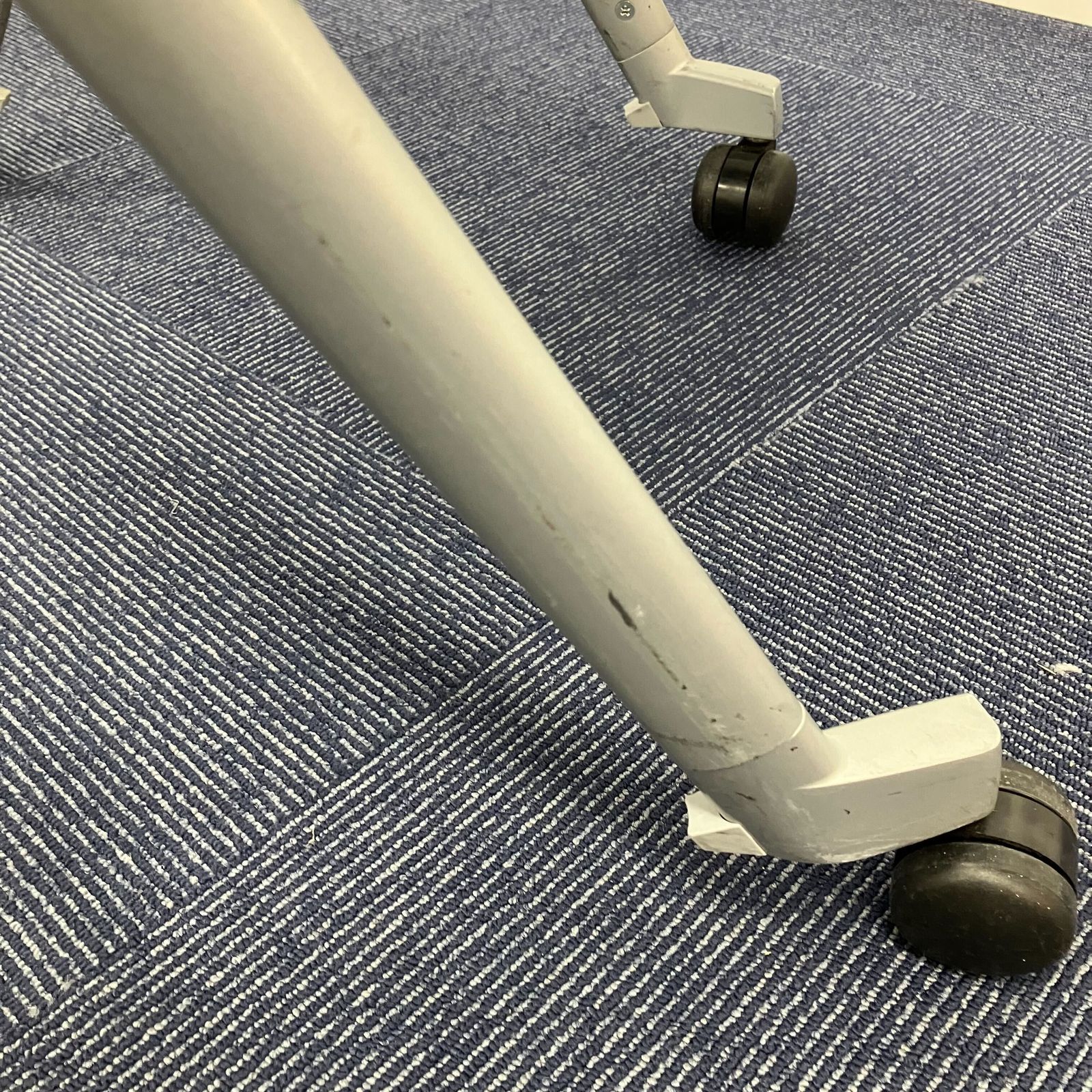 中古 A(中古品)】Amphi(アンフィ)CK-670CRKZ56-W ミーティングチェア  