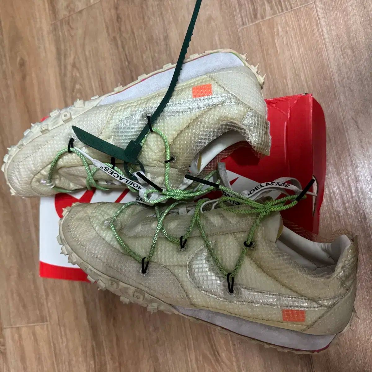NIKE