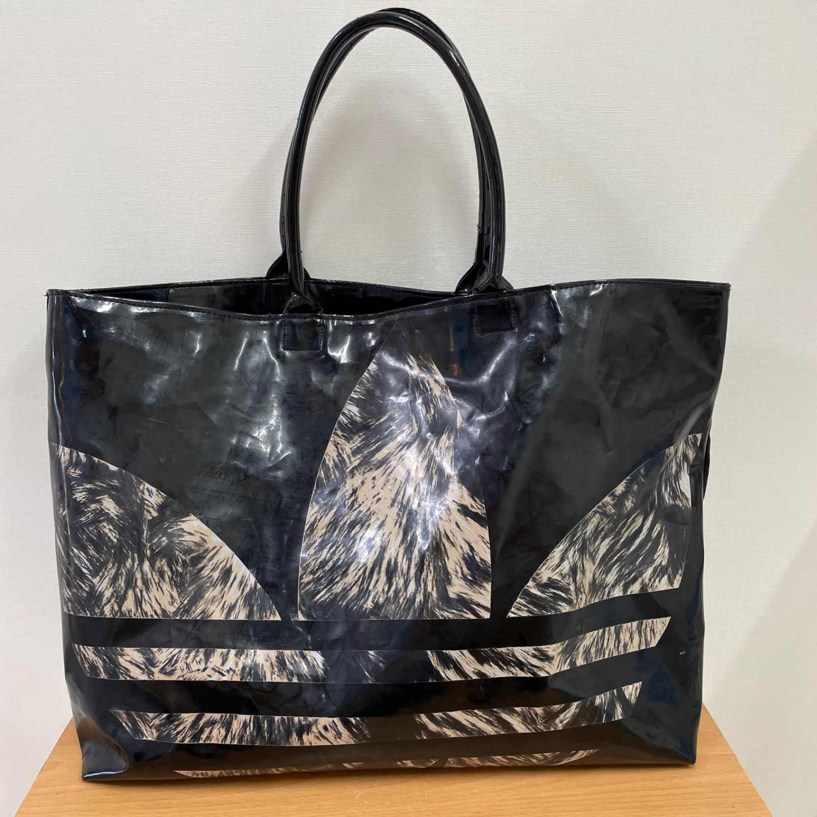 □アディダス adidas エナメル 大容量トートバッグ A25-1888 - メルカリ