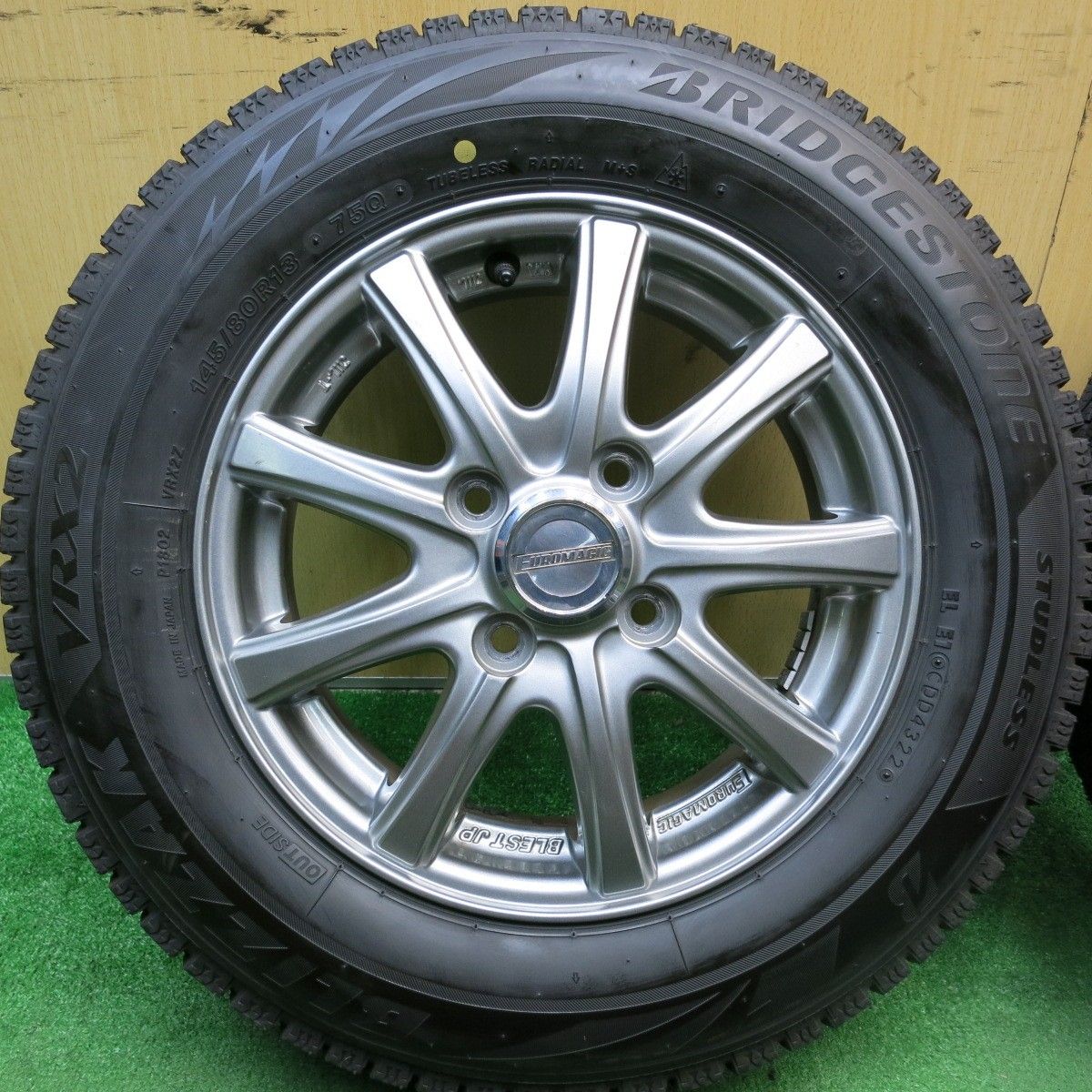 バリ溝！22年！キレイ！9.5分☆スタッドレス 145/80R13 ブリヂストン 