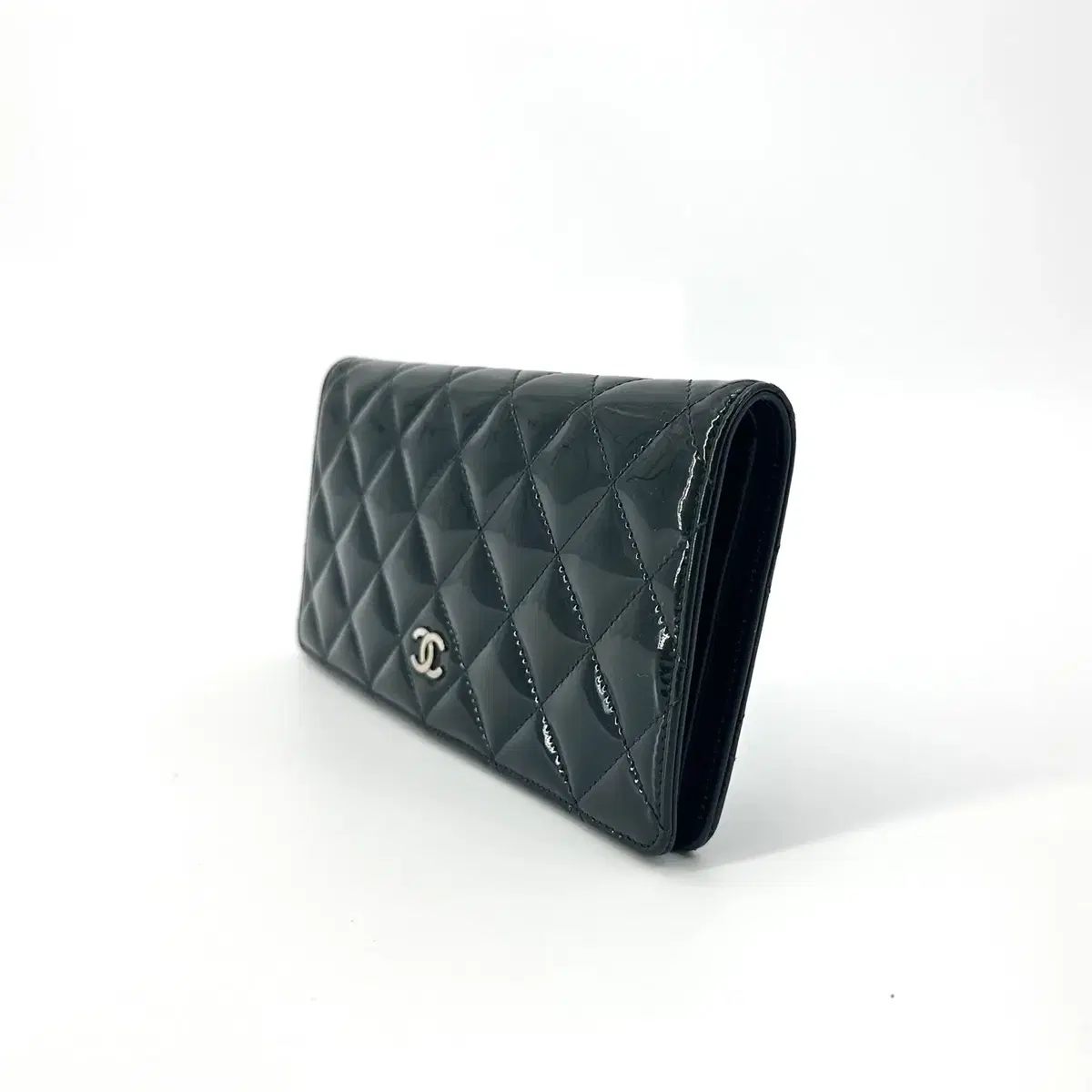 Chanel(シャネル) パテントレザー フラップ 長財布 - メルカリ