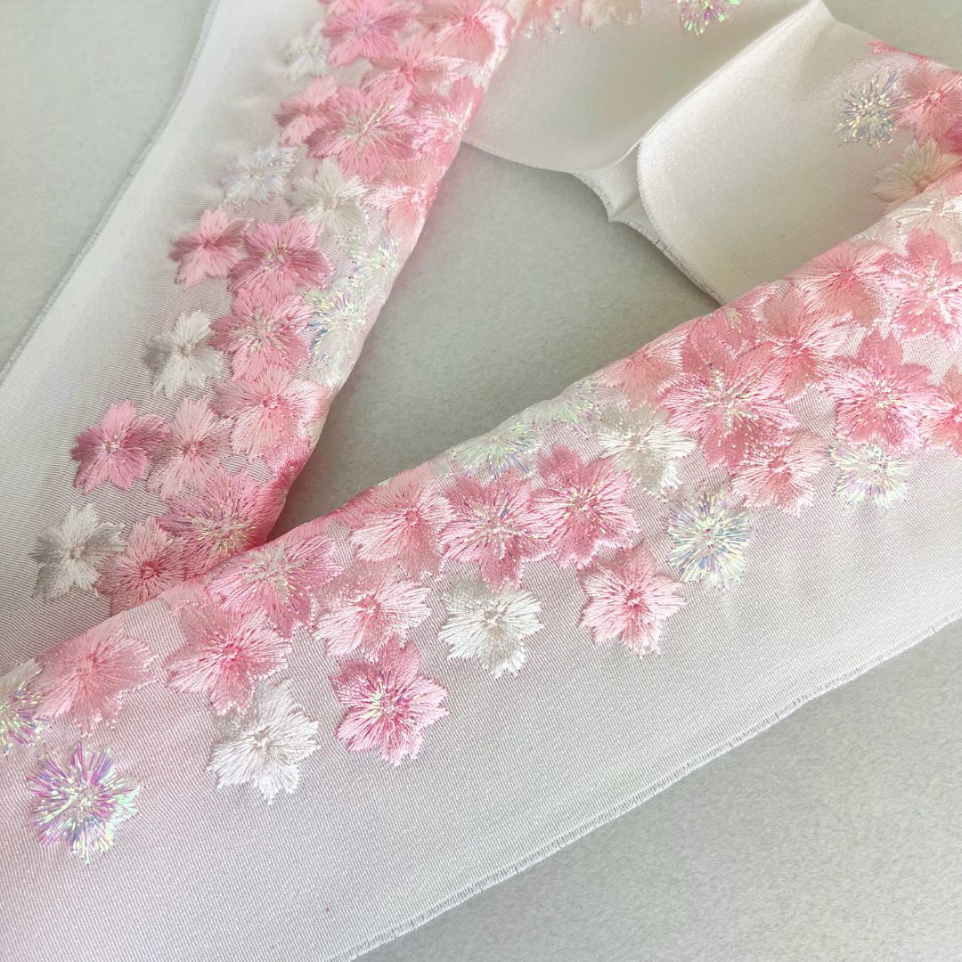 楽天市場】半衿 半襟 刺繍 薄ピンク地金糸入り薄紫桜桜 振袖