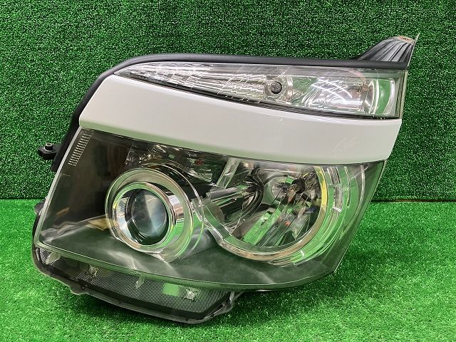 トヨタ　ＺＲＲ70/75　ヴォクシー　前期　左ヘッドライト　HID　28-203　Ｖ8　レベ付き　バラスト付き　241212204