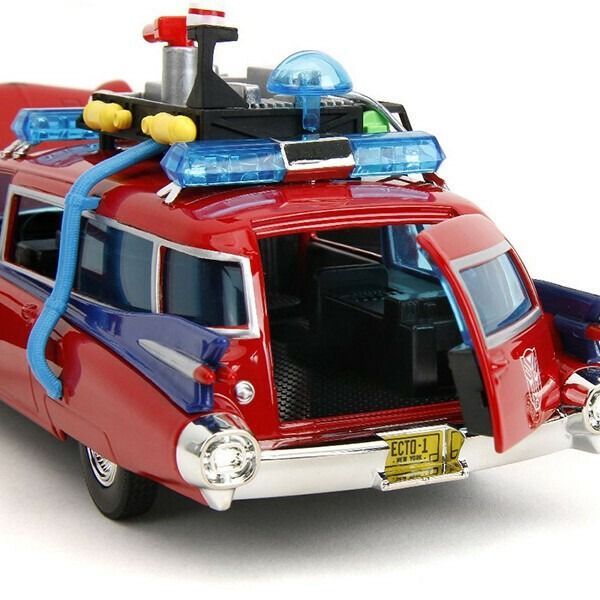 レア品　ゴーストバスターズ　ECTO-1 WITH TREVOR 1:24 Ghostbusters x Transformers Ecto-1 with Autobots Logo