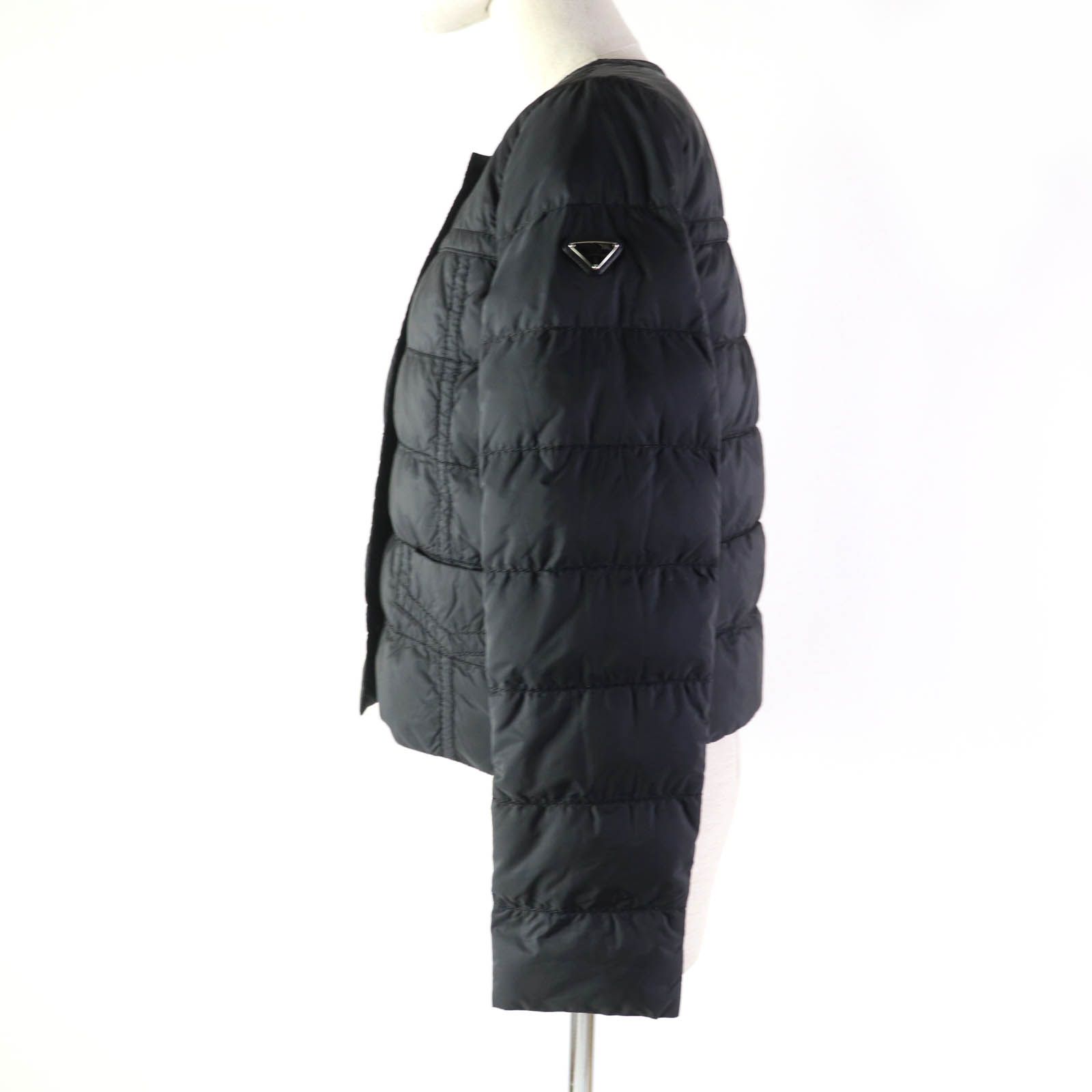 美品☆PRADA プラダ トライアングルロゴ 三角ロゴプレート ノーカラー 