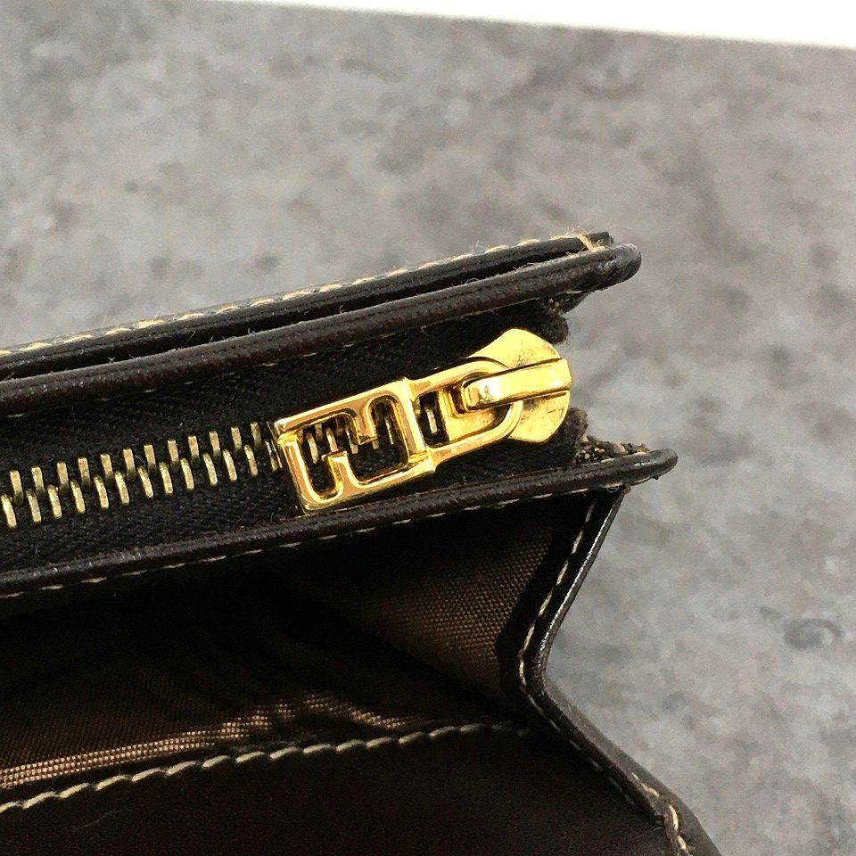 送料込み！ 極美品 FENDI ミディアムウォレット ブラウン 二つ折り財布  