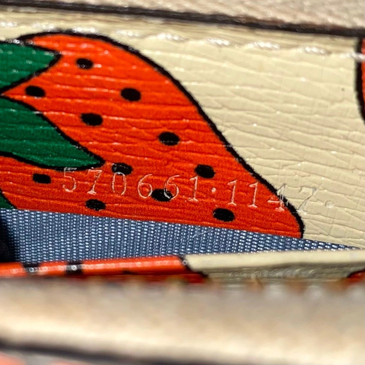 GUCCI】ズゥミ ストロベリー 570661 1147 ラウンドファスナー 