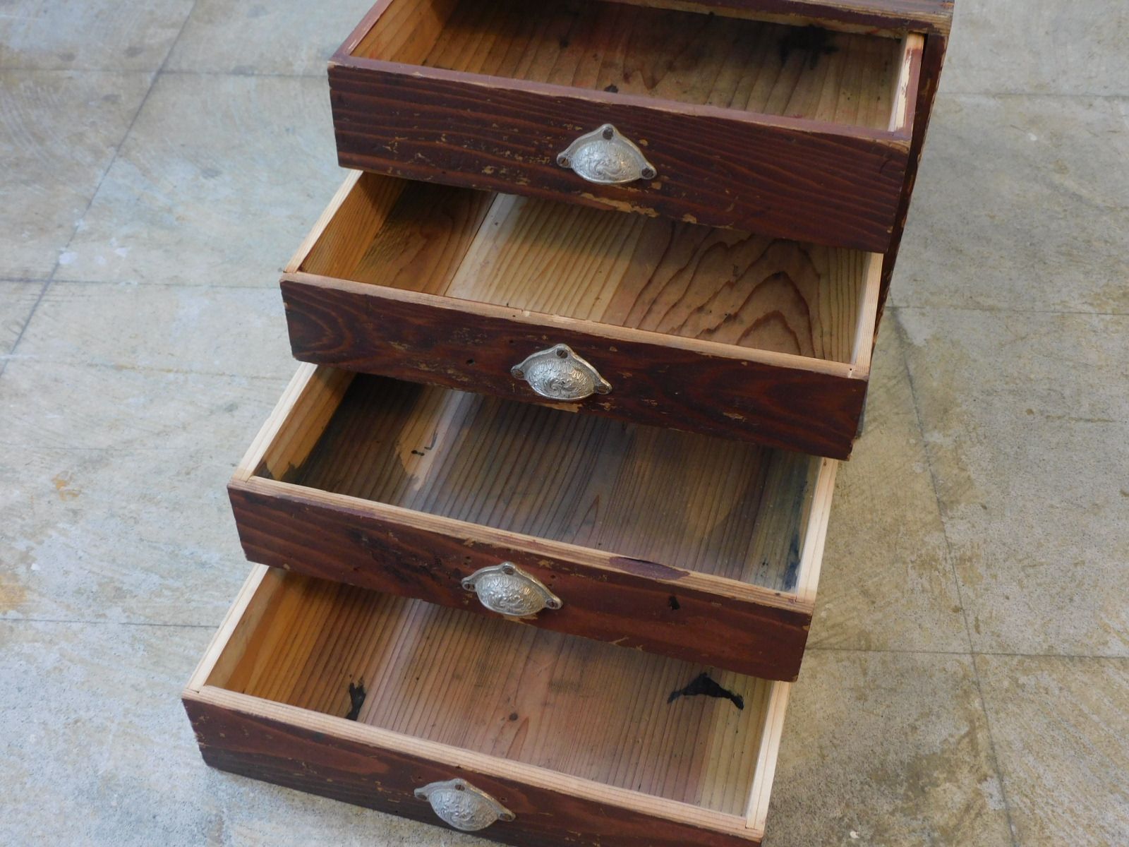 古く味のある木製の引き出し5杯 チェスト 古く味のある木製の引き出し5