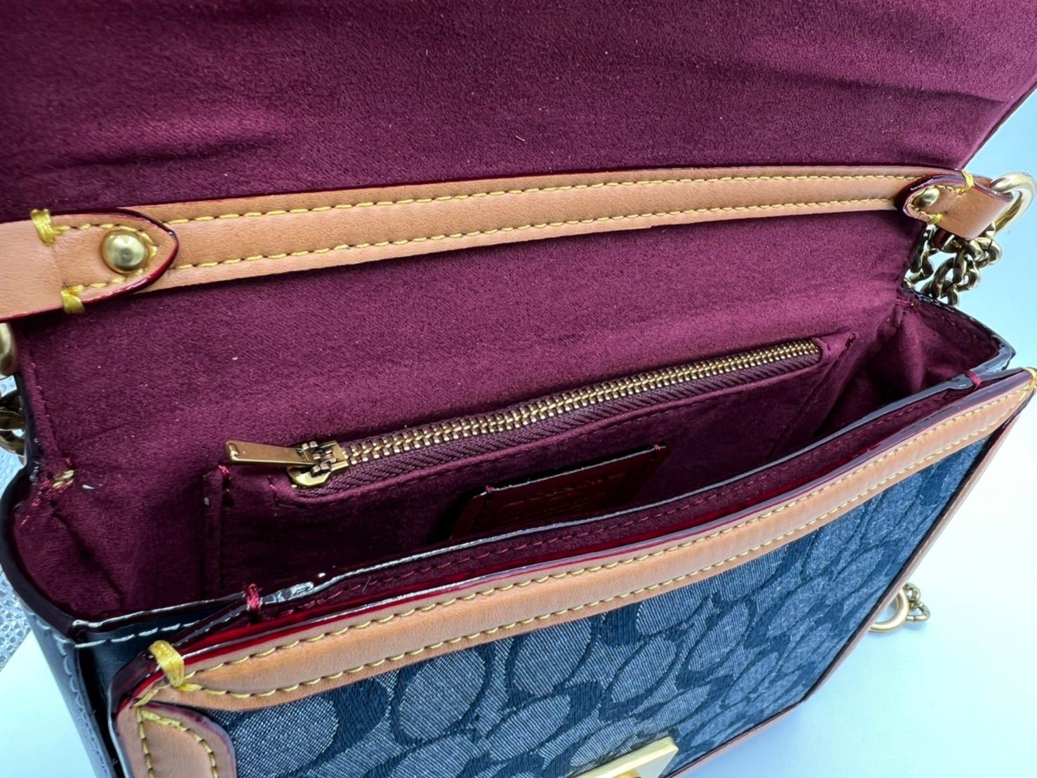 【美品】COACH ハットン ショルダー バッグ シグネチャー シャンブレー コーチから“軽やか”シャンブレー×シグネチャーパターンの新作バッグ