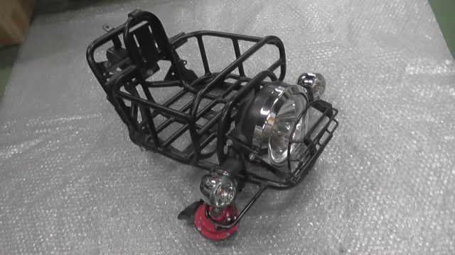 カブ50 プロ AA04-3203xxx の フロントキャリア ライト 傷 1760493652