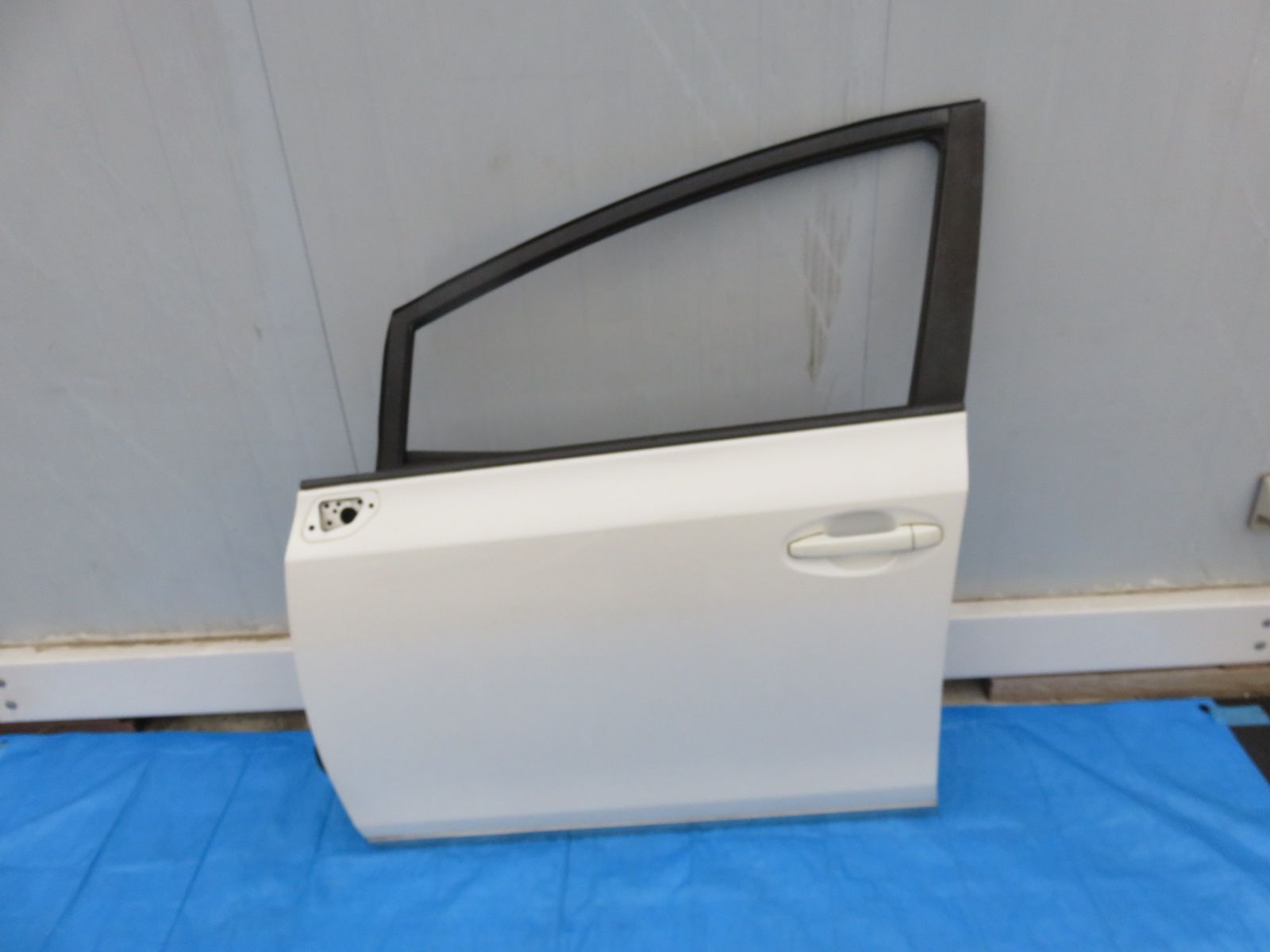 SFC2825 プリウスα ZVW40W ZVW41W 純正 左フロントドア 助手席 左前ドア PWスイッチ 内張り付 070 パールホワイト
