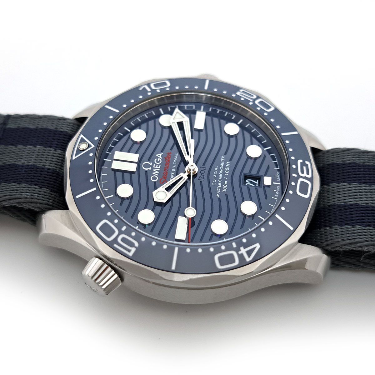 OMEGA シーマスター 自動巻き300m 防水 オメガの新作、型違い2機種【7月18日発売開始】300m防水“シーマスター