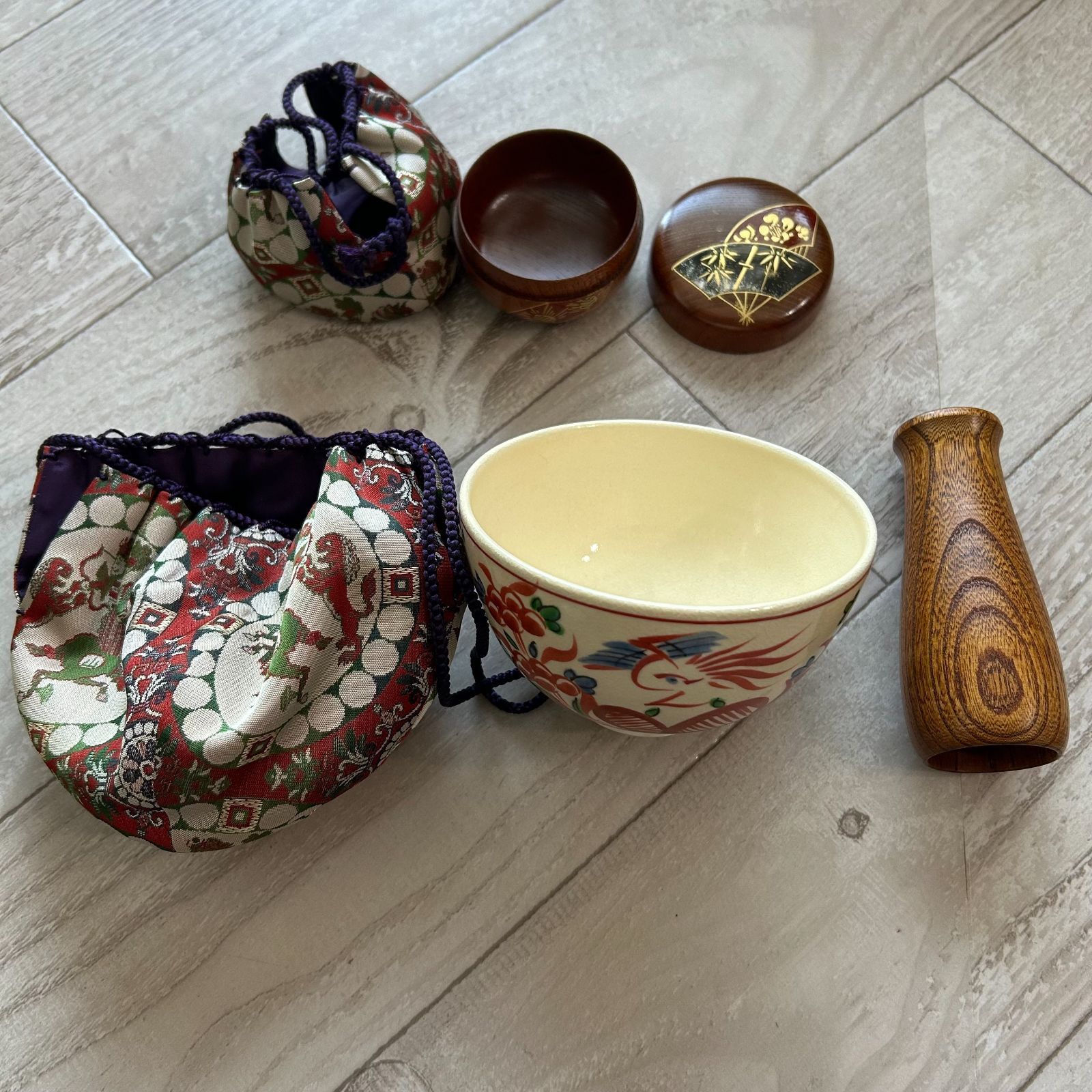 茶道具3点セット 赤絵抹茶碗 松竹梅蒔絵茶器 茶筅筒 巾着付き 茶箱 陶芸 焼物