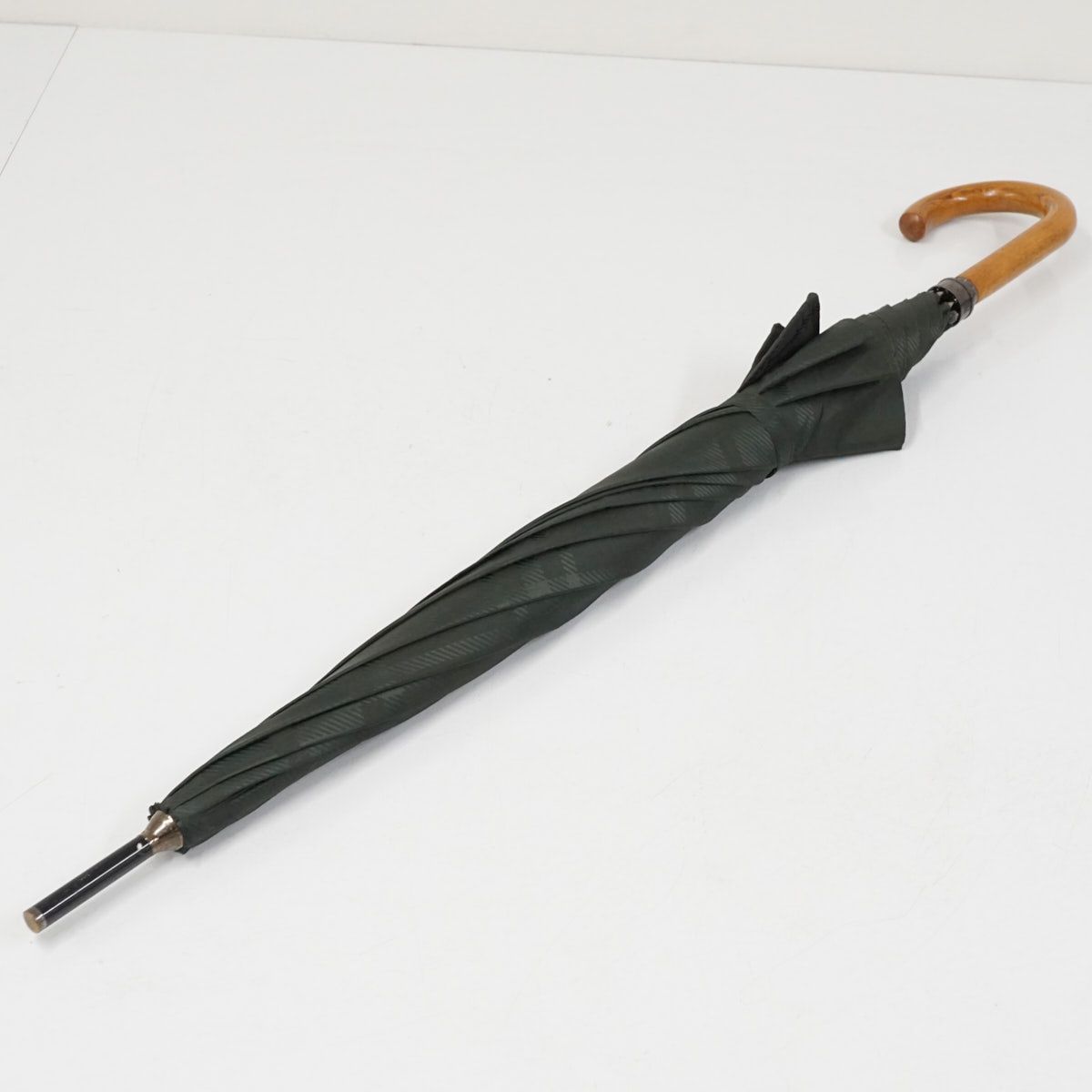 新品DAKS★雨傘★シグネチャー　ダックス★黒　65cm★イギリス王室✴︎贈り物 新品・タグ付き 英国 DAKS ダックス 折りたたみ傘 雨傘 ドット柄