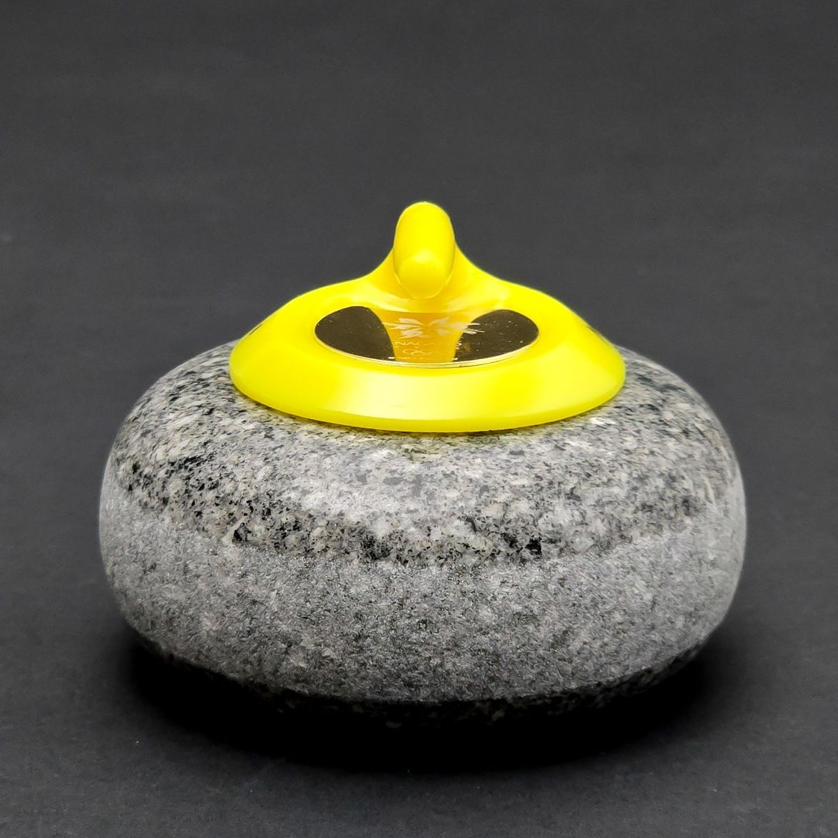 新品超超希少 カーリングストーン 長野オリンピック公式　台紙シリアルナンバー 1998 長野オリンピック 記念商品 ミニチュア カーリングストーン 黄