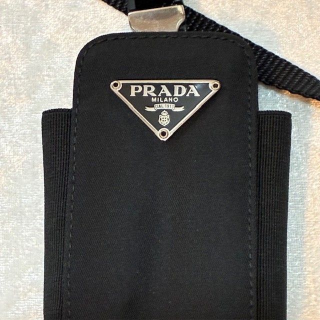 プラダ PRADA 三角ロゴプレート ネックストラップ マルチケース