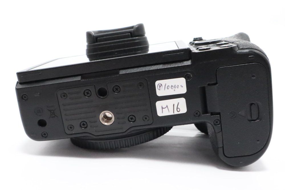 Canon RP ボディー (キャノンバッテリーx 2 +カメラバッグ付き) Canon RP ボディー (キャノンバッテリーx 2 +カメラバッグ付き