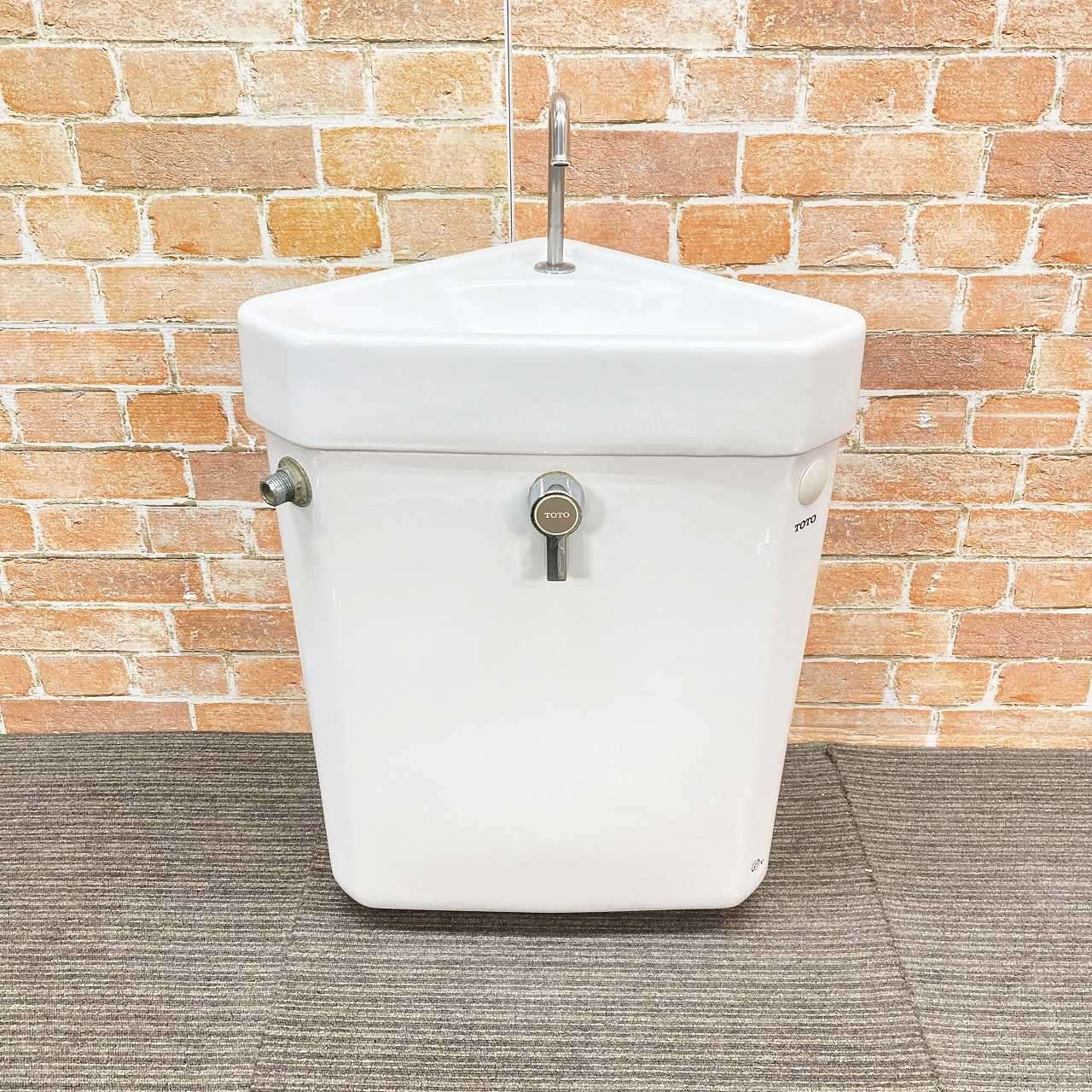 品 TOTO 洋式トイレ 隅付きタンク 三角タンクと蓋のセット 型番不明 ロータンク 便器 ホワイト系 9I091602