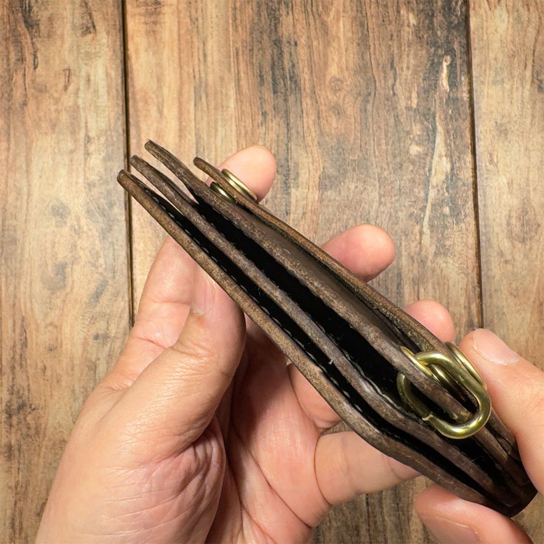 ブラック茶芯】手縫いショートトラッカーウォレット（クロムエクセル