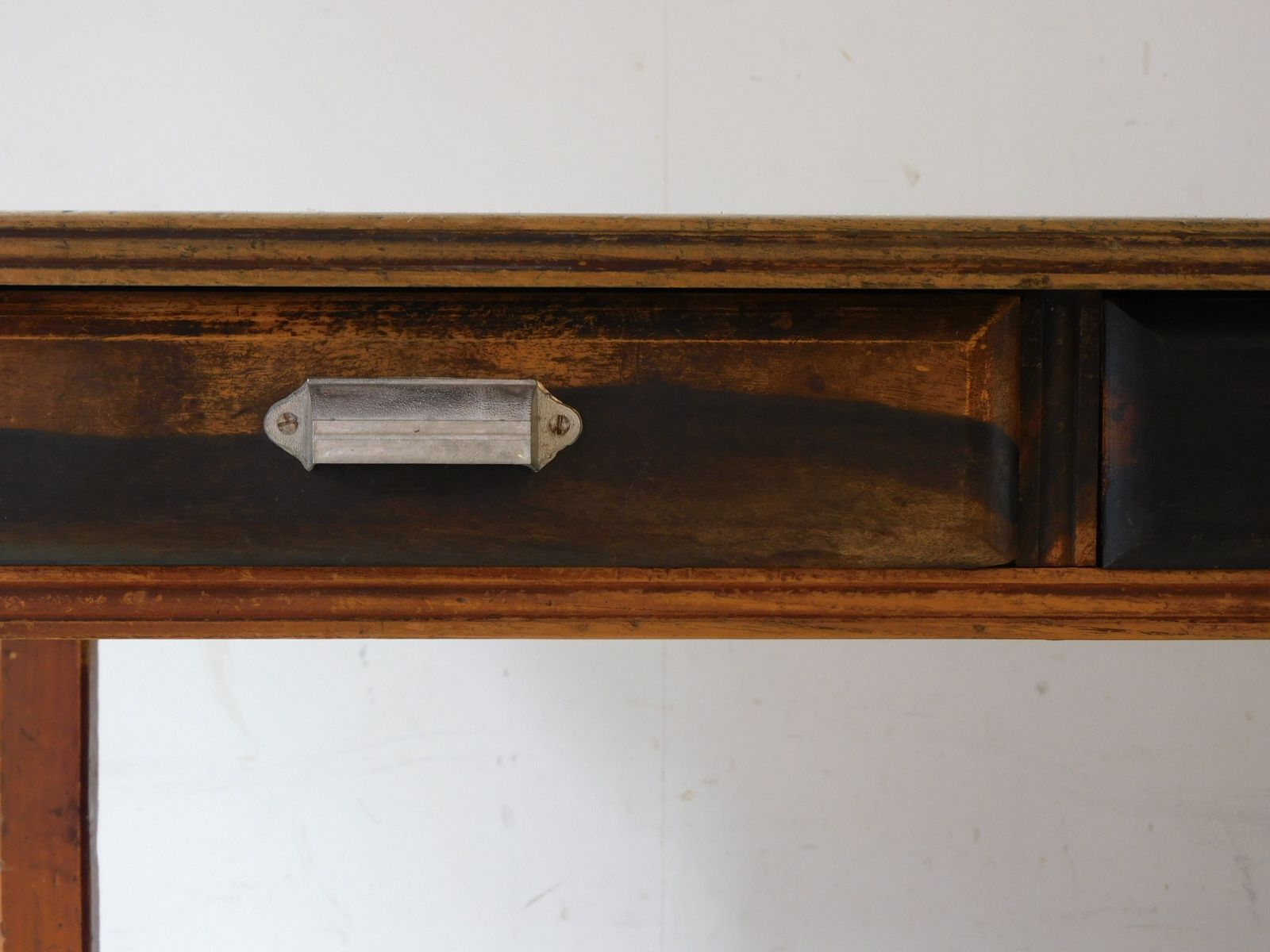 両面引出しの大きなワークテーブル