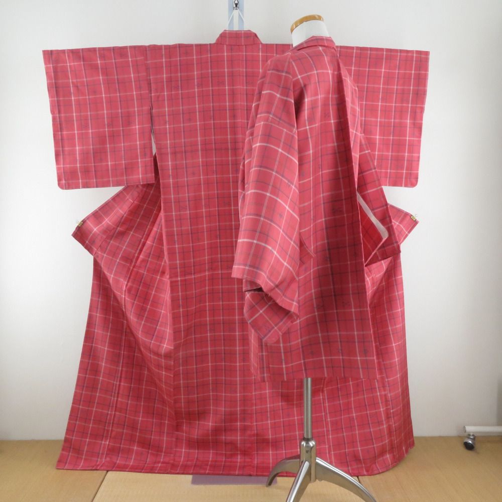 紬 着物 アンサンブル 羽織付 格子に燕文様 袷 広衿 赤ピンク色x白色 紬 着物 アンサンブル 羽織付 格子に燕文様 袷 広衿 赤ピンク色x白色