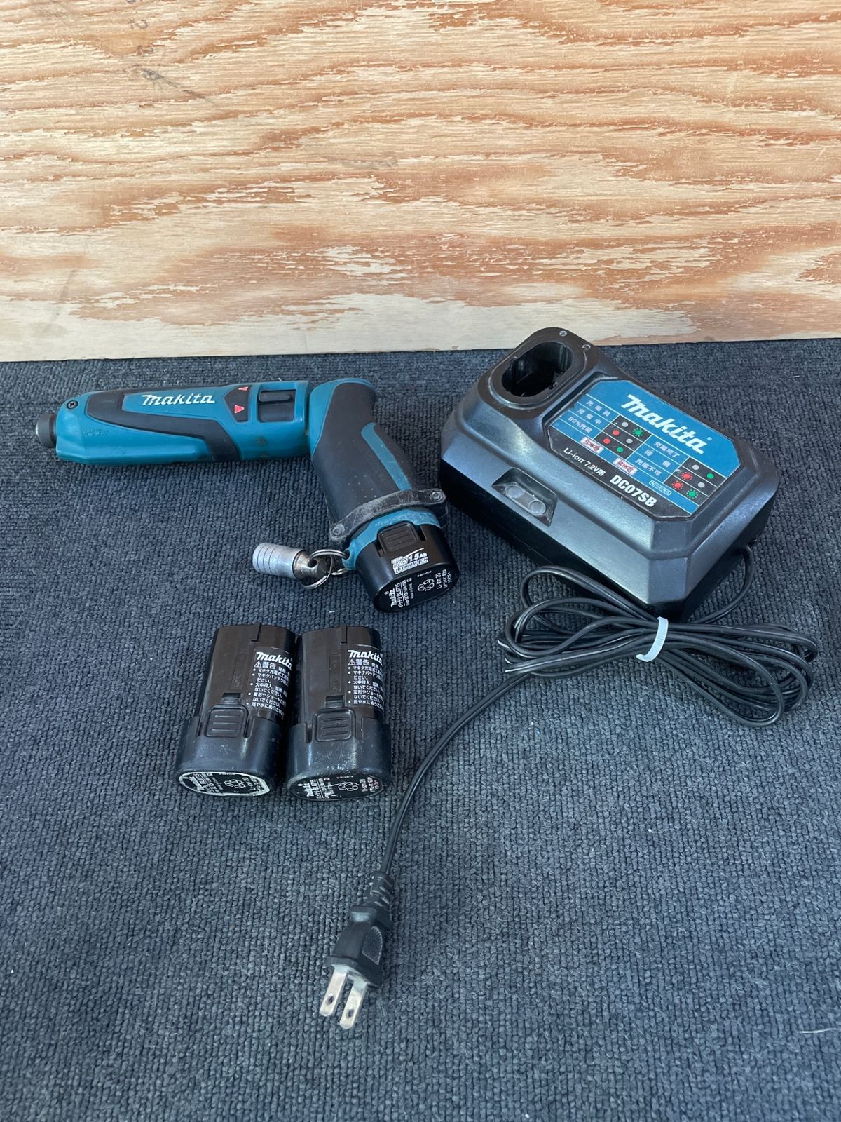 マキタ TD021D 充電式ペンインパクトドライバ 軸ブレ有 7.2V 1.5Ah 純正バッテリ×3 充電器有 オ-66