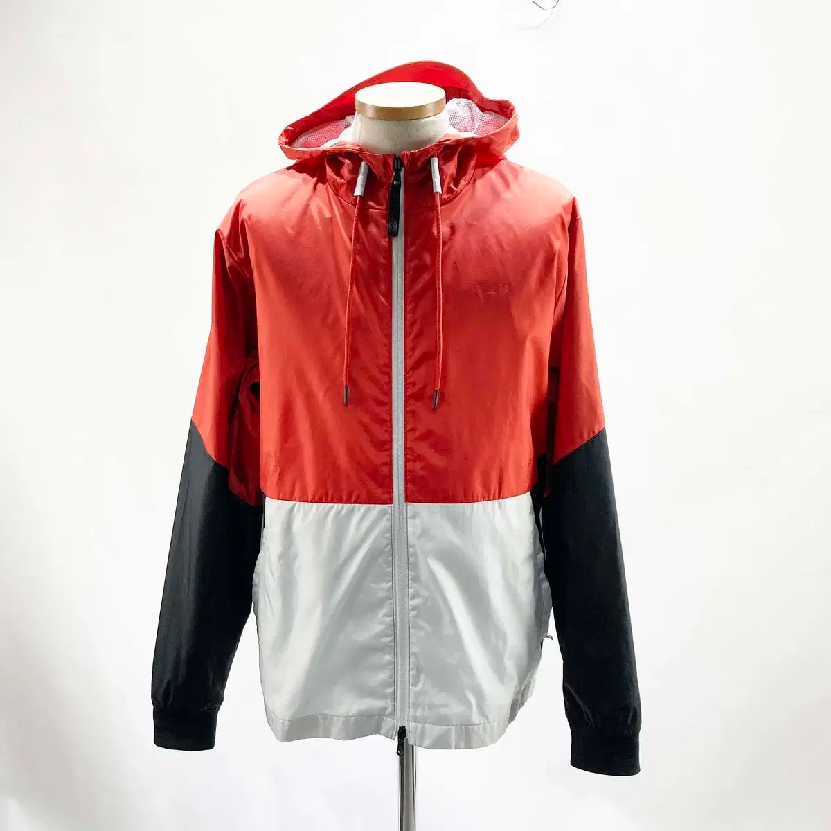 UNDER ARMOUR(アンダーアーマー) 2021 メンズウインドブレーカージャケット 100 ジンの感覚
