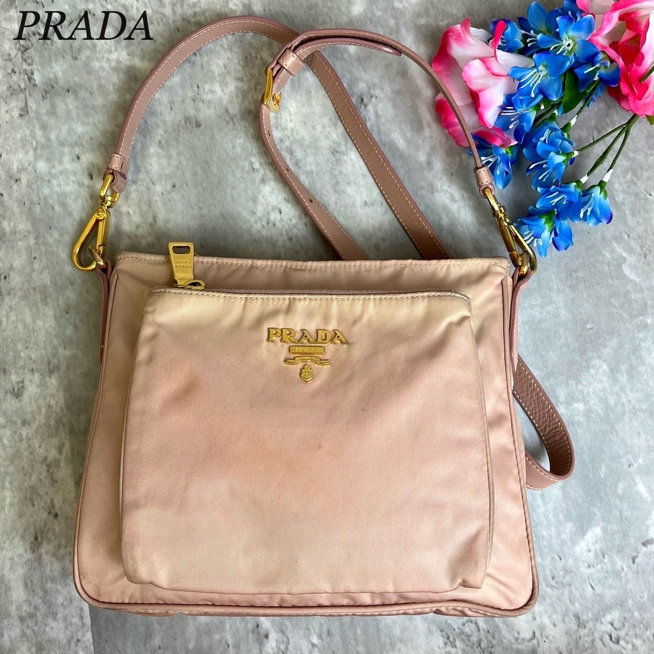 ✨格安✨ PRADA プラダ ショルダーバッグ トートバッグ ロゴ金具 ゴールド金具 総柄 ロゴプレート 白タグ テスートナイロン サフィアーノレザー  肩掛け レディース ベージュ 肌色 - メルカリ