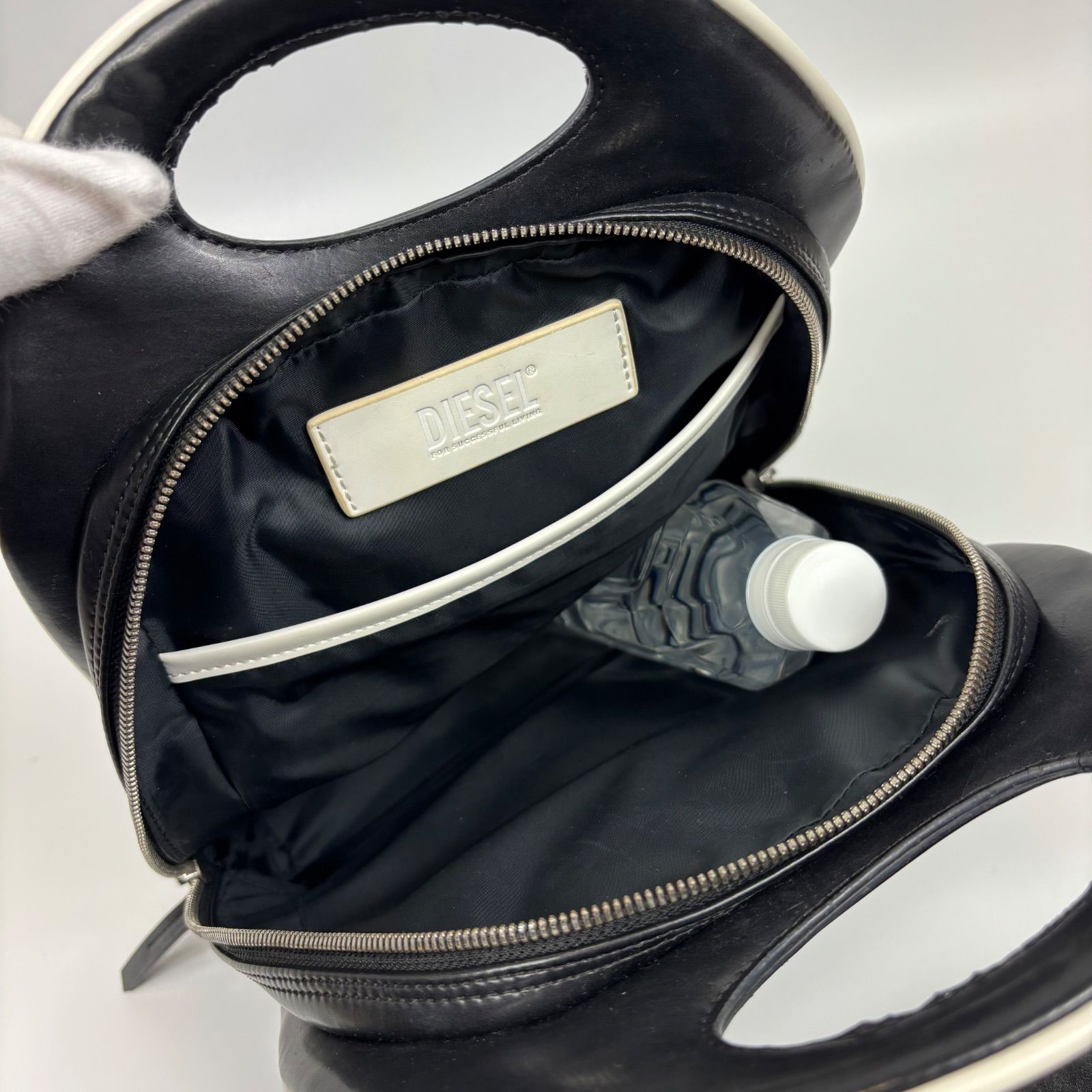 DIESEL ディーゼル メタルDロゴ ムーンバックパック リュック ブラック