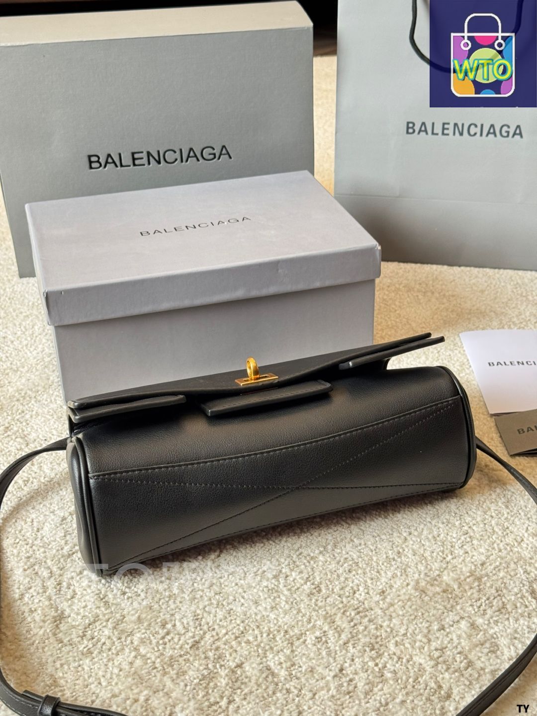 BALENCIAGA バレンシアガ  Bel Air クラッチ ストラップ付 ロゴ ホワイト の ウィメンズ Bel Air クラッチ ストラップ付き