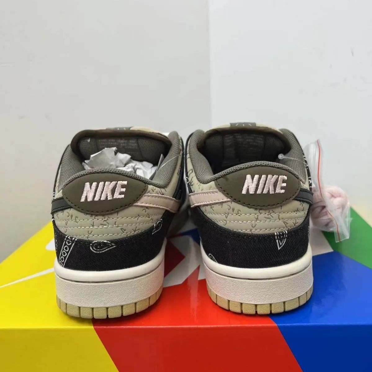 新品未使用ナイキ Travis Scott x Nike Dunk SB スニーカー