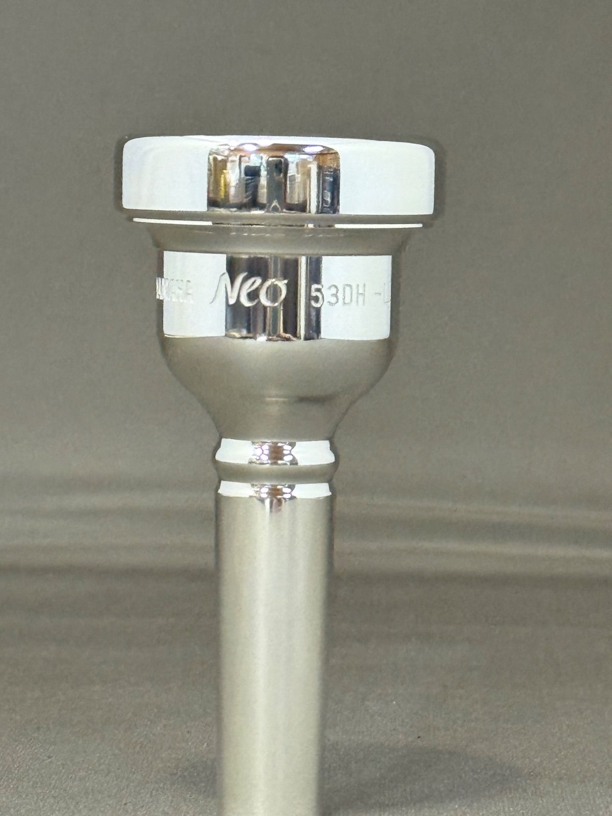 ヤマハ | 太管ユーフォニアム用マウスピース Neo-53DH | 銀メッキ SP 英国式ブラスバンド向けに新しく設計された Neo ネオ マウスピース が登場です