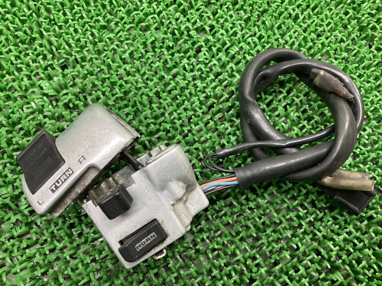 so　　 Vツインマグナ250 MC29 純正ハンドル中古 Vツインマグナ250 ハンドルスイッチ 左 HM-29QB-T ホンダ 純正