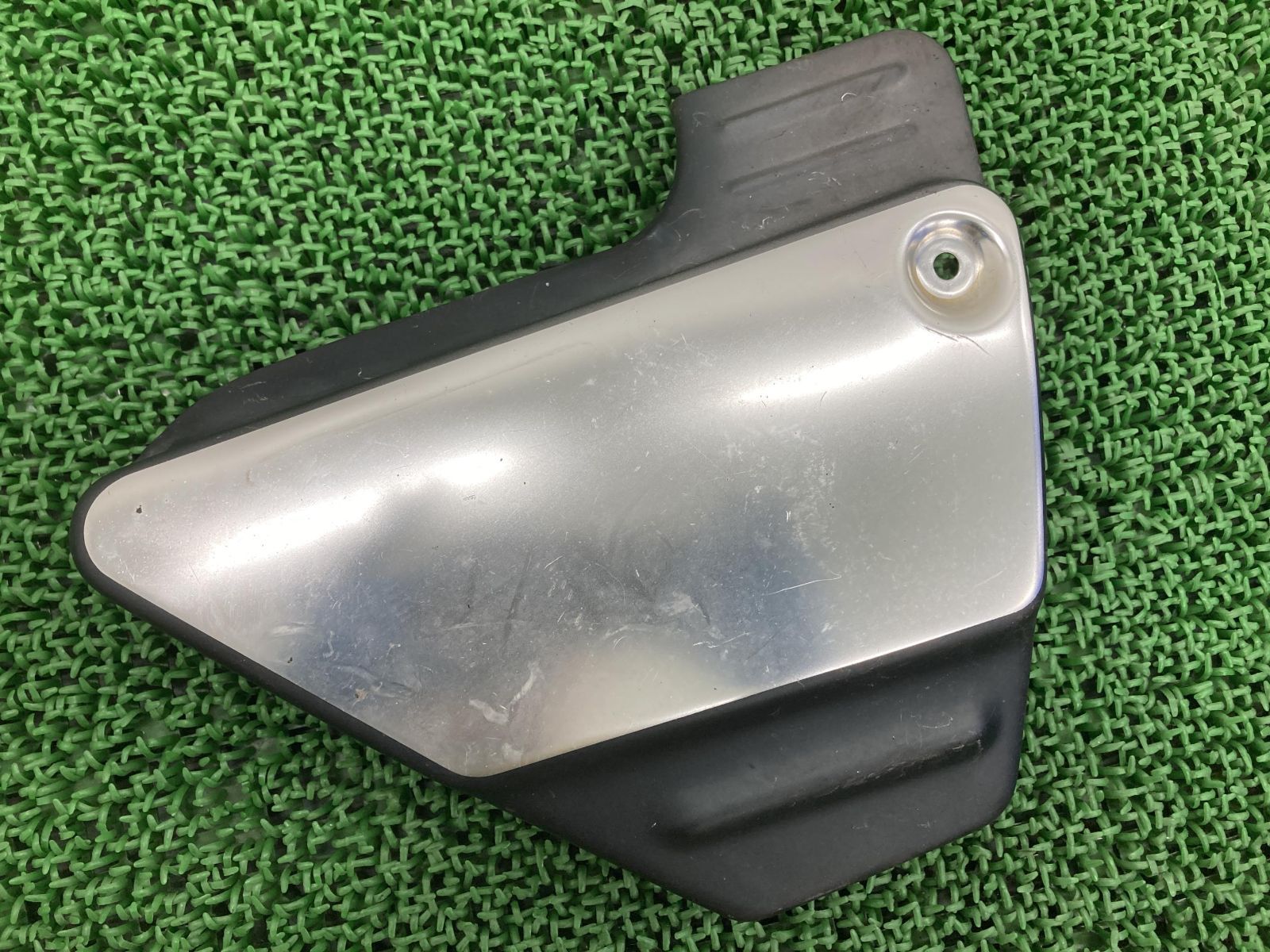 XJR400 サイドカバー 右 ヤマハ 純正 中古 バイク 部品 4HM ペイント素材に 凹み無し 品薄 希少品 車検 Genuine