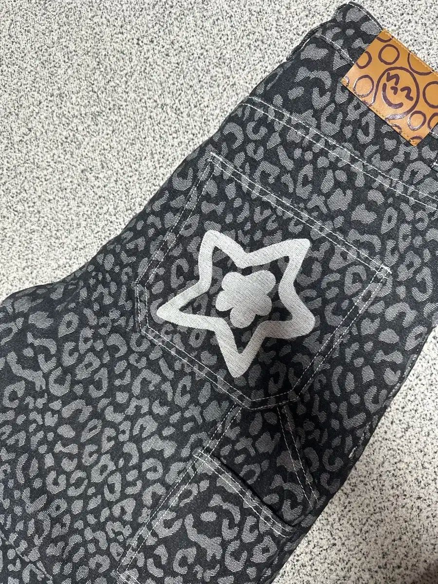 30 スターチーム レオパード パンツ